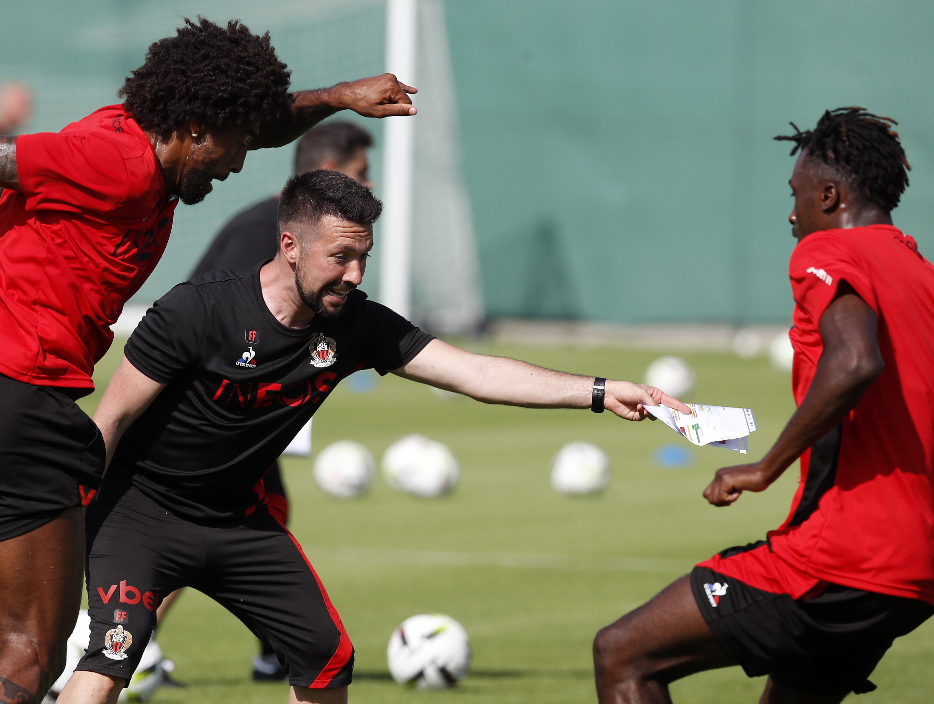 epa10728073 Italian new head coach of French Ligue 1 club OGC Nice, Francesco Farioli (C), leads a training session in Nice, France, 05 July 2023.  EPA-EFE/SEBASTIEN NOGIER