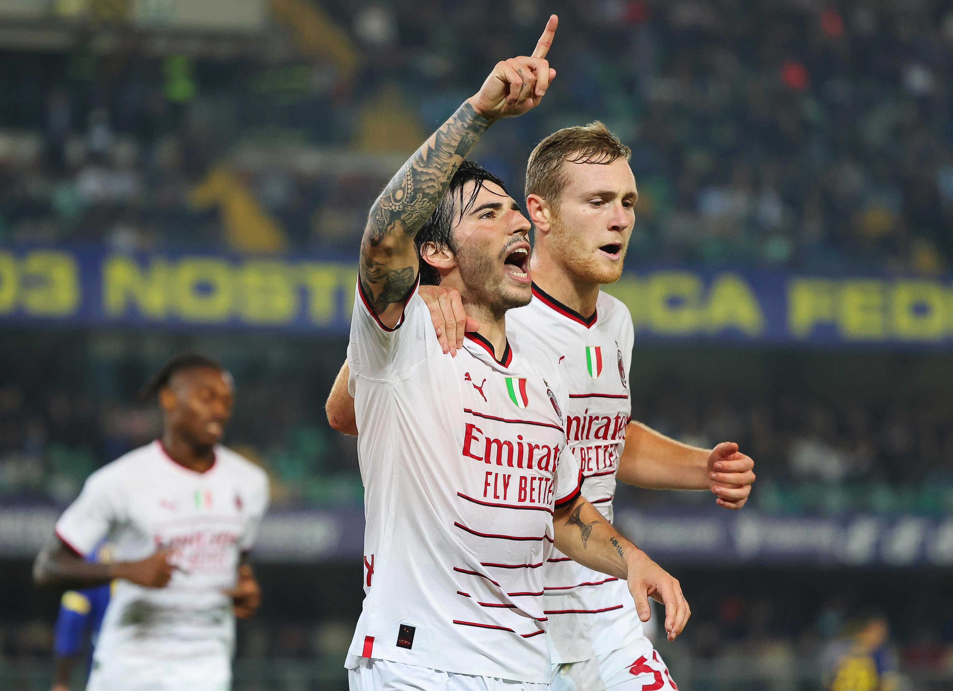 epa10247997 Milan's Sandro Tonali (L) celebrates with teammate Tommaso Pobega (R) after scoring the 2-1 lead during the Italian Serie A soccer match between Hellas Verona and AC Milan in Verona, Italy, 16 October 2022.  EPA-EFE/SIMONE VENEZIA
