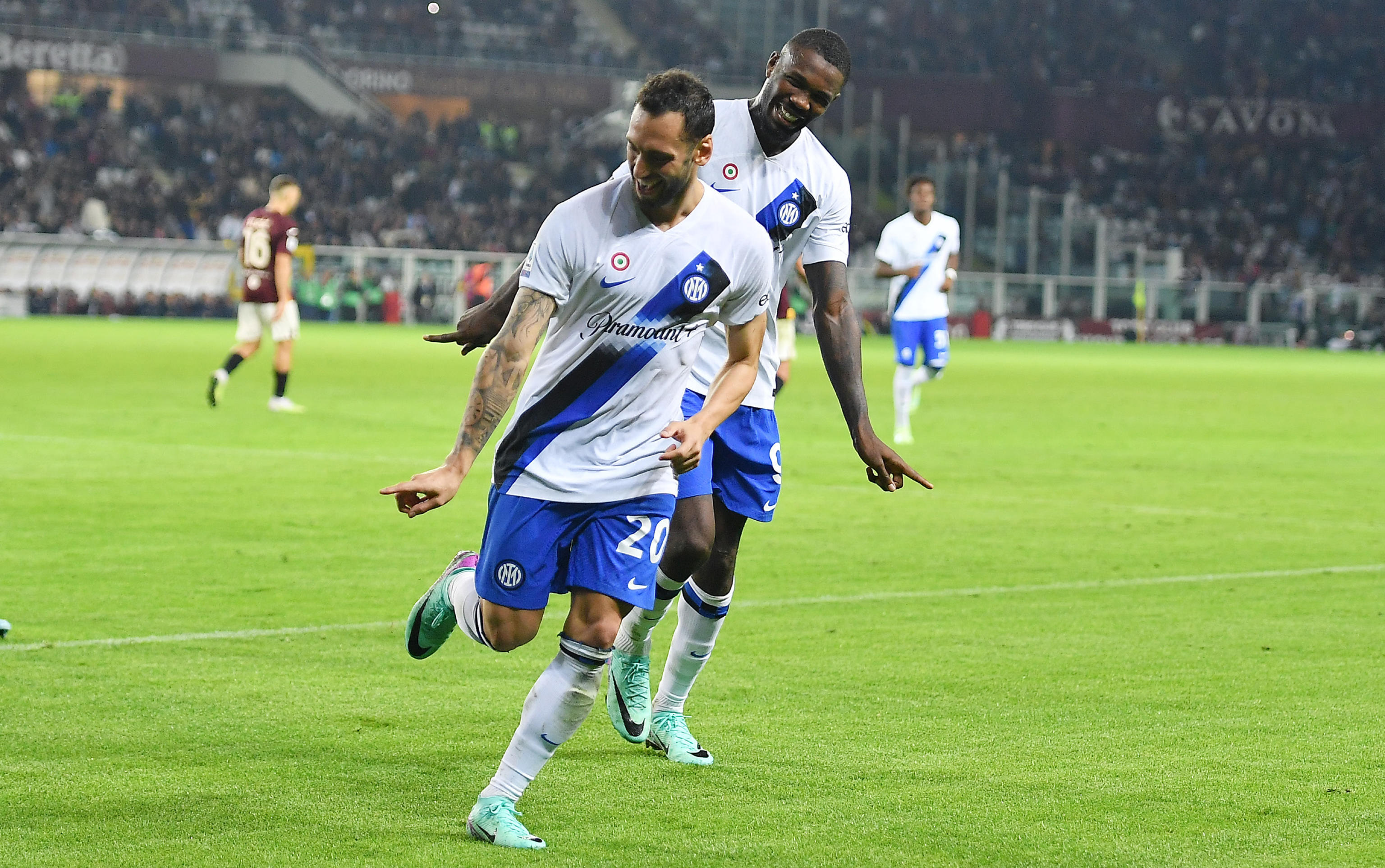 epa10931462 Inter's Hakan Chalanoglu celebrates after scoring the 0-3 goal during the Italian Serie A soccer match between Torino FC and Inter FC, in Turin, Italy, 21 October 2023.  EPA-EFE/ALESSANDRO DI MARCO