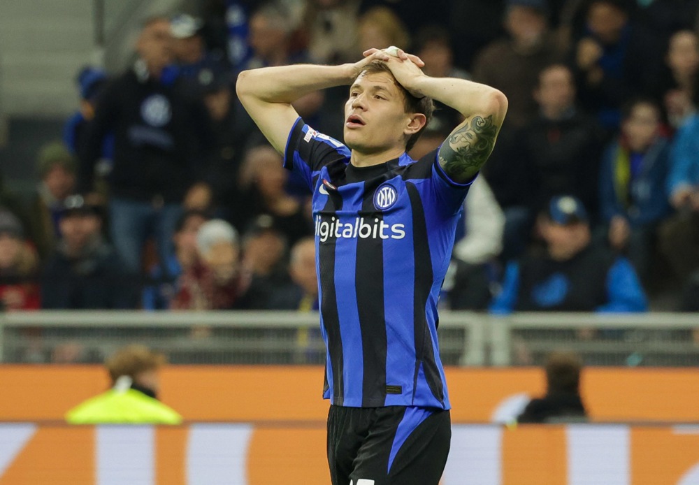 epa10532813 FC Inter Milan's midfielder Nicolo Barella looks dejected during the Italian serie A soccer match between FC Inter and Juventus in Milan, Italy, 19 March 2023.  EPA-EFE/ROBERTO BREGANI