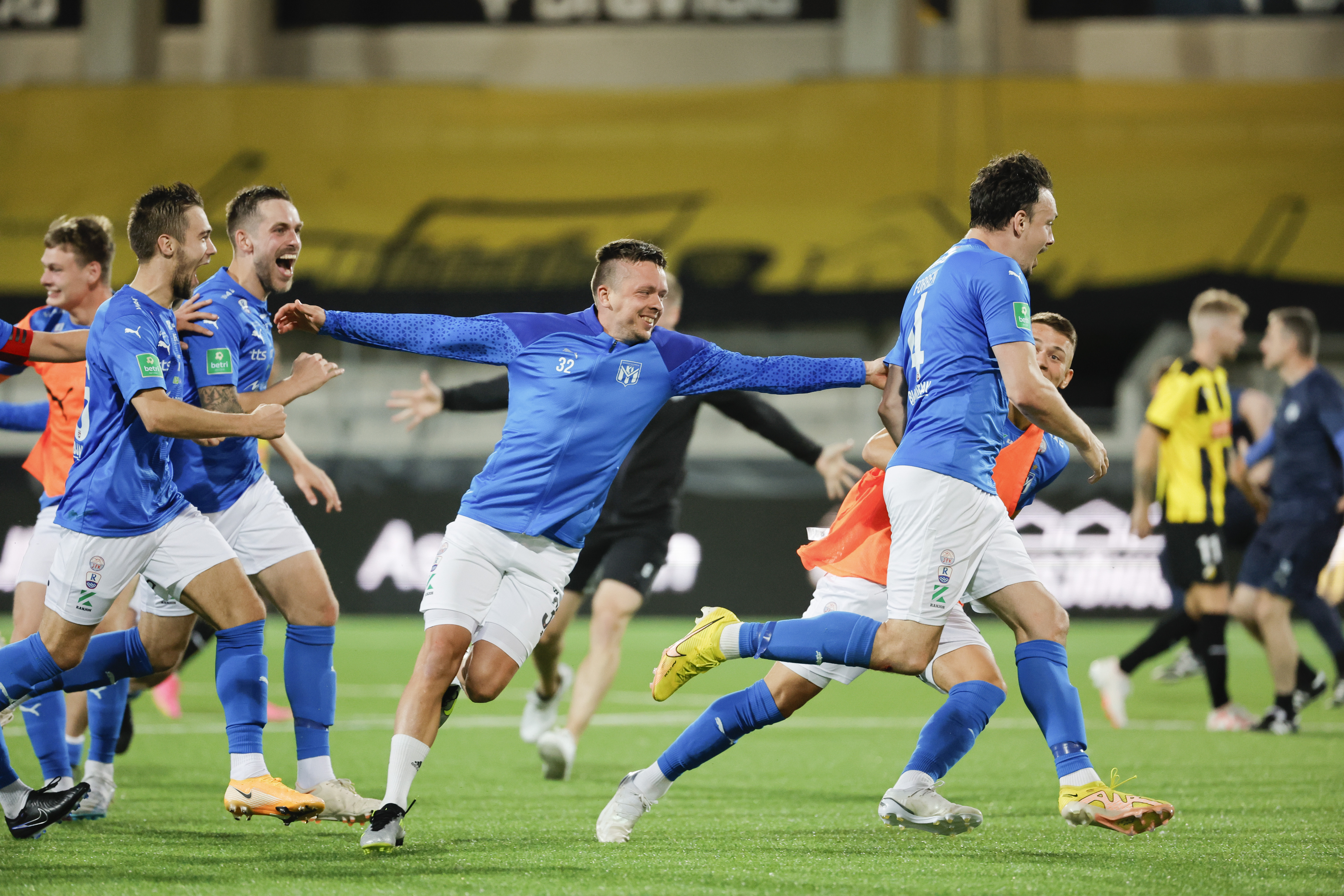 epa10781925 Klaksvik wins the penalty shootout of the UEFA Champions League second qualifying round, 2nd leg soccer match between between BK Hacken and KI Klaksvik  at the Bravida Arena in Gothenburg, Sweden, 02 August 2023.  EPA-EFE/Adam Ihse SWEDEN OUT