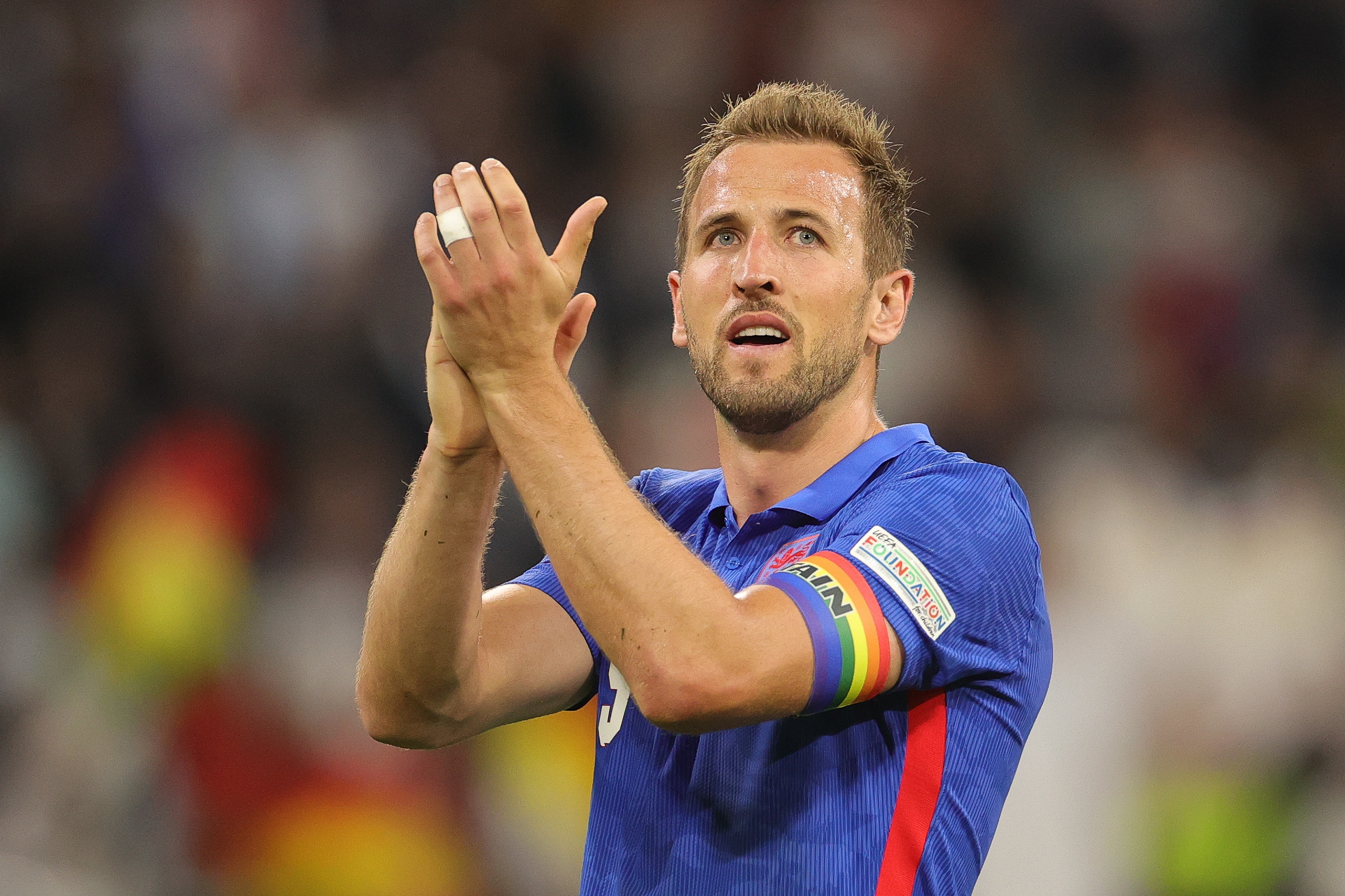 epa10001122 England's Harry Kane applauds fans after the UEFA Nations League soccer match between Germany and England in Munich, Germany, 07 June 2022.  EPA-EFE/Friedemann Vogel