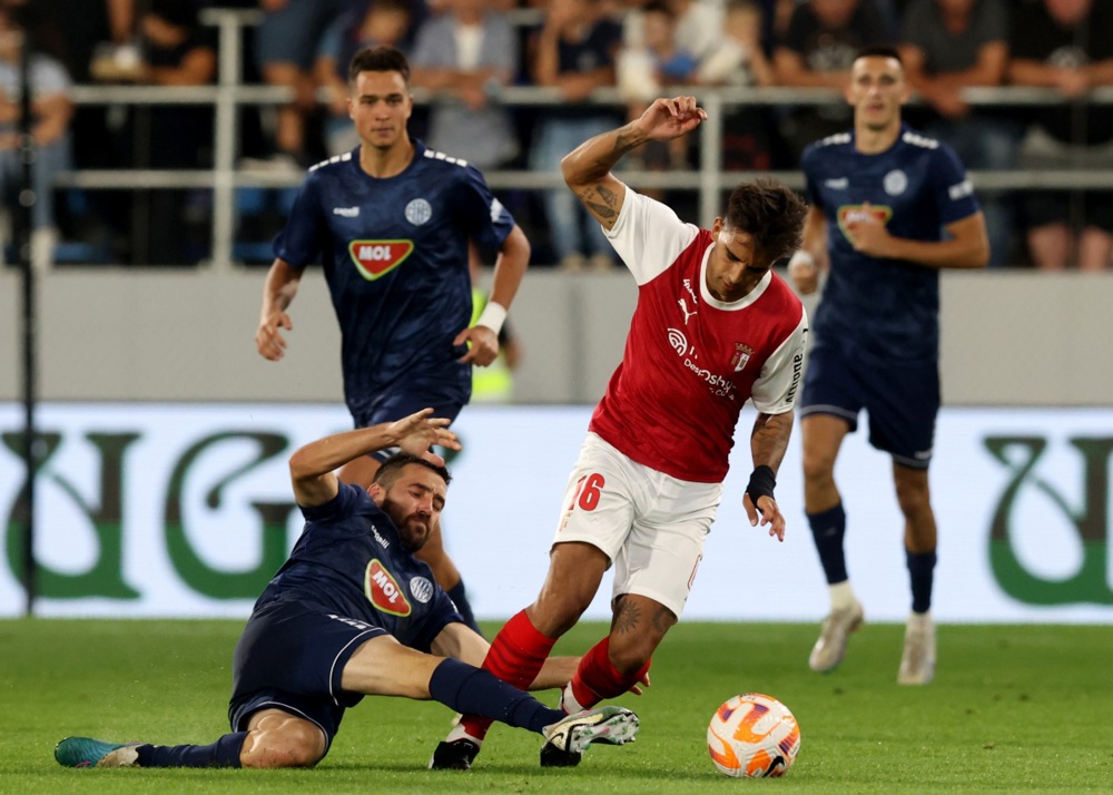 epa10801863 Braga's Rodrigo Zalazar (R) in action against TSC's Milan Radin (L) during the UEFA Champions League third qualifying round, 2nd leg match between TSC Backa Topola and Braga in Backa Topola, Serbia, 15 August 2023.  EPA-EFE/ANDREJ CUKIC