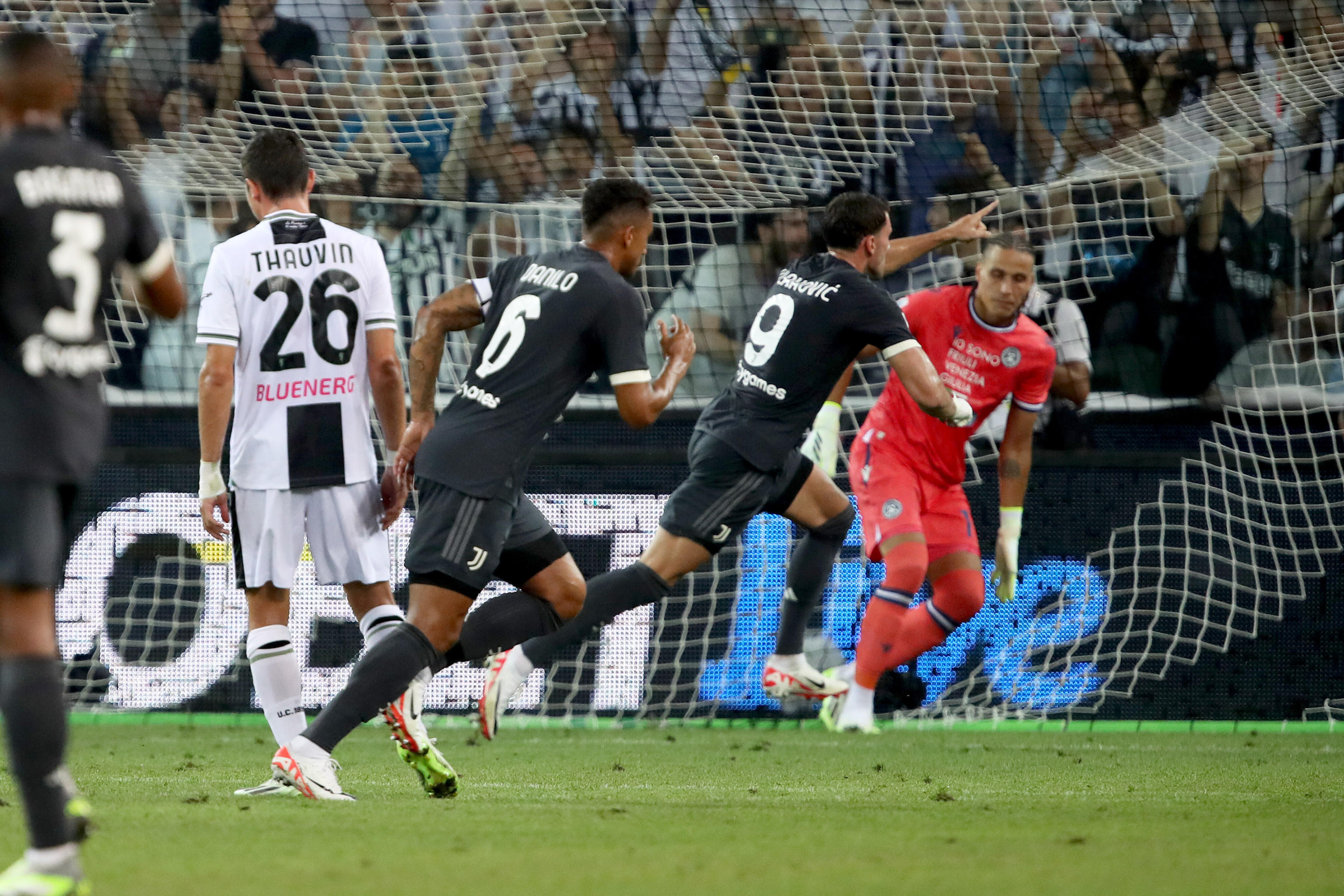 epa10810945 Juventuss Dusan Vlahovic (2-R) celebrates after scoring a penalty goal in the Italian Serie A soccer match between Udinese Calcio and Juventus FC at the Friuli - Dacia Arena stadium in Udine, Italy, 20 August 2023.  EPA-EFE/GABRIELE MENIS