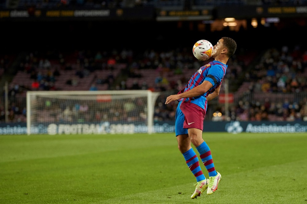 epa09478431 Barcelona's defender Serginho Dest controls the ball during the Spanish LaLiga soccer match between FC Barcelona and Granada CF held at Camp Nou stadium, in Barcelona, Spain, 20 September 2021.  EPA-EFE/Alejandro Garcia