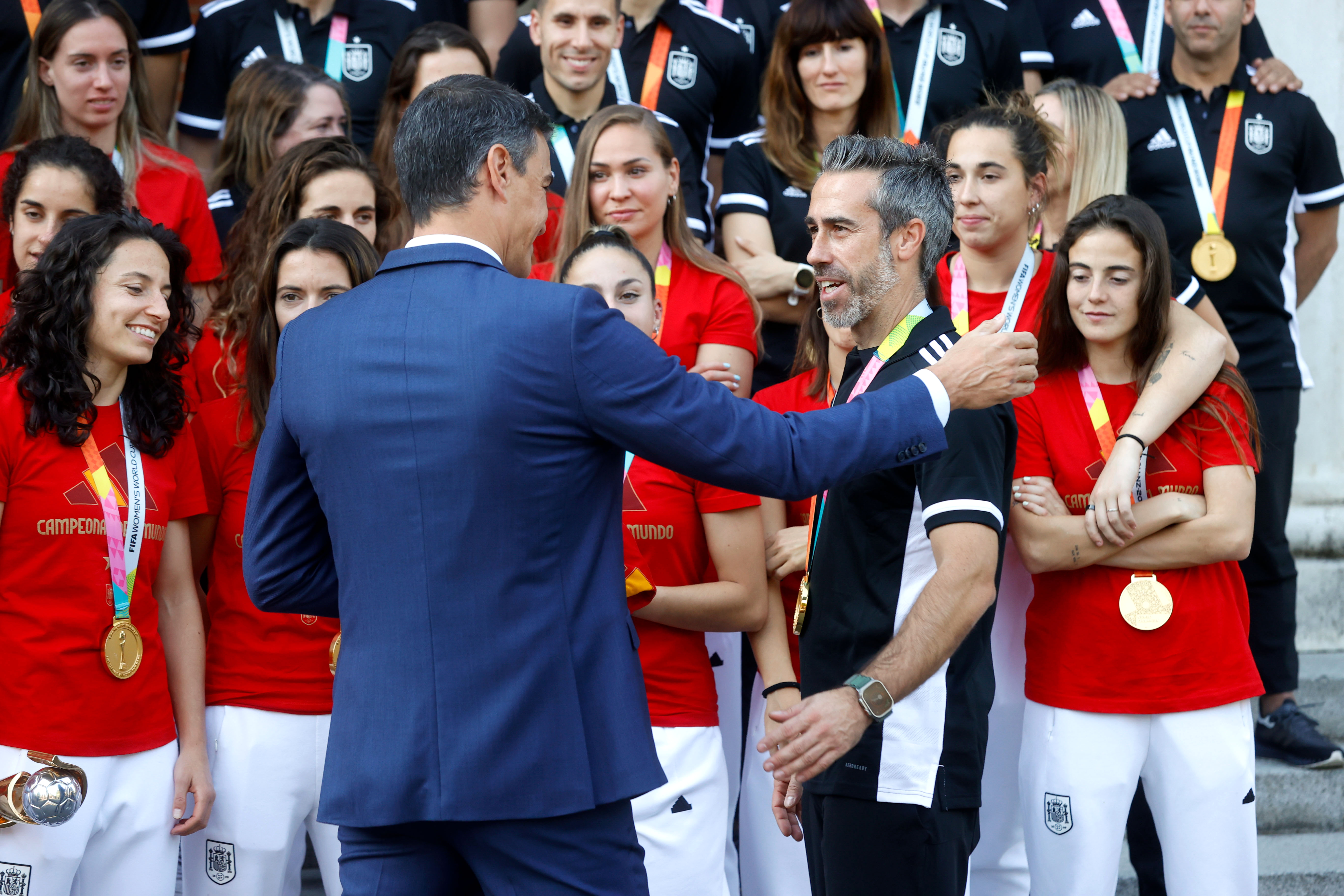 Spanish acting prime minister receives Women's Spanish National Soccer Team