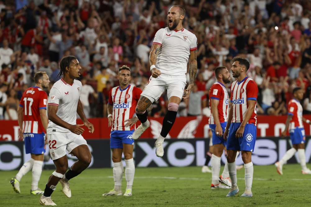 epa10822421 Sevilla's defender Nemanja Gudelj (C) celebrates after scoring the 1-1 goal during the Spanish LaLiga soccer match between Sevilla FC and Girona FC held at Ramon Sanchez-Pizjuan Stadium, in Seville, Spain, 26 August 2023.  EPA-EFE/Julio Munoz