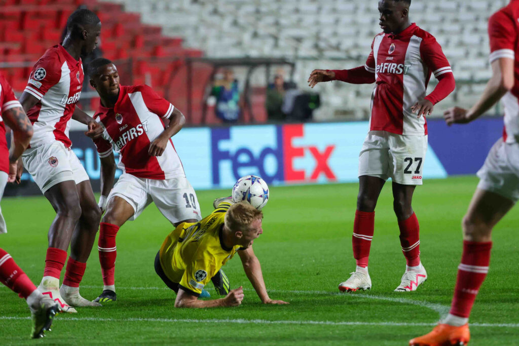 epa10814588 Athens' player Jens Jonsson in action during the UEFA Champions League play-offs, 1st leg match between Royal Antwerp and AEK Athens in Antwerp, Belgium, 22 August 2023.  EPA-EFE/OLIVIER MATTHYS