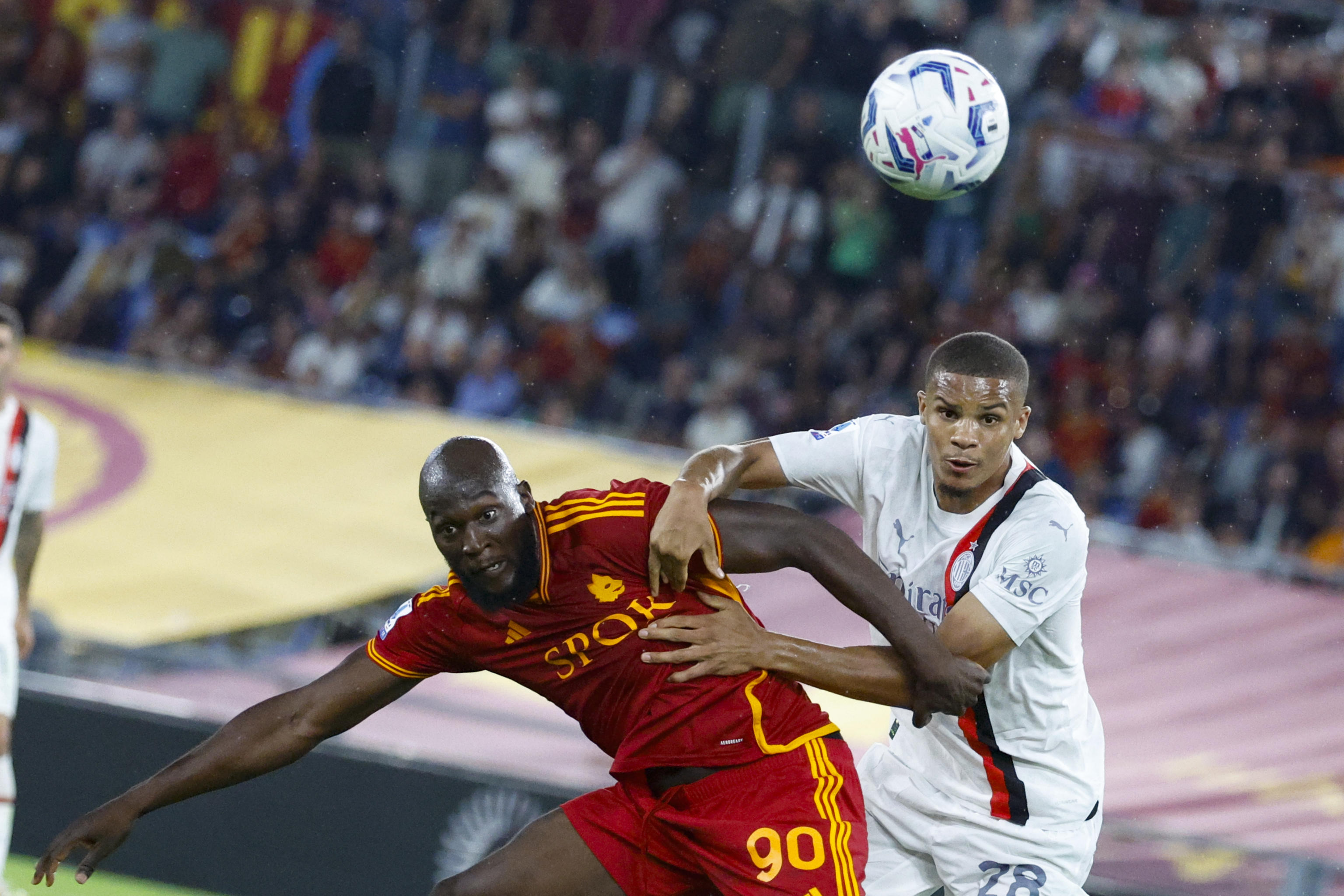 epa10834736 AS Roma's Romelu Lukaku (L) and AC Milan's Malick Thiaw in action during the Italian Serie A soccer match between AS Roma and AC Milan at the Olimpico stadium in Rome, Italy, 01 September 2023.  EPA-EFE/FABIO FRUSTACI