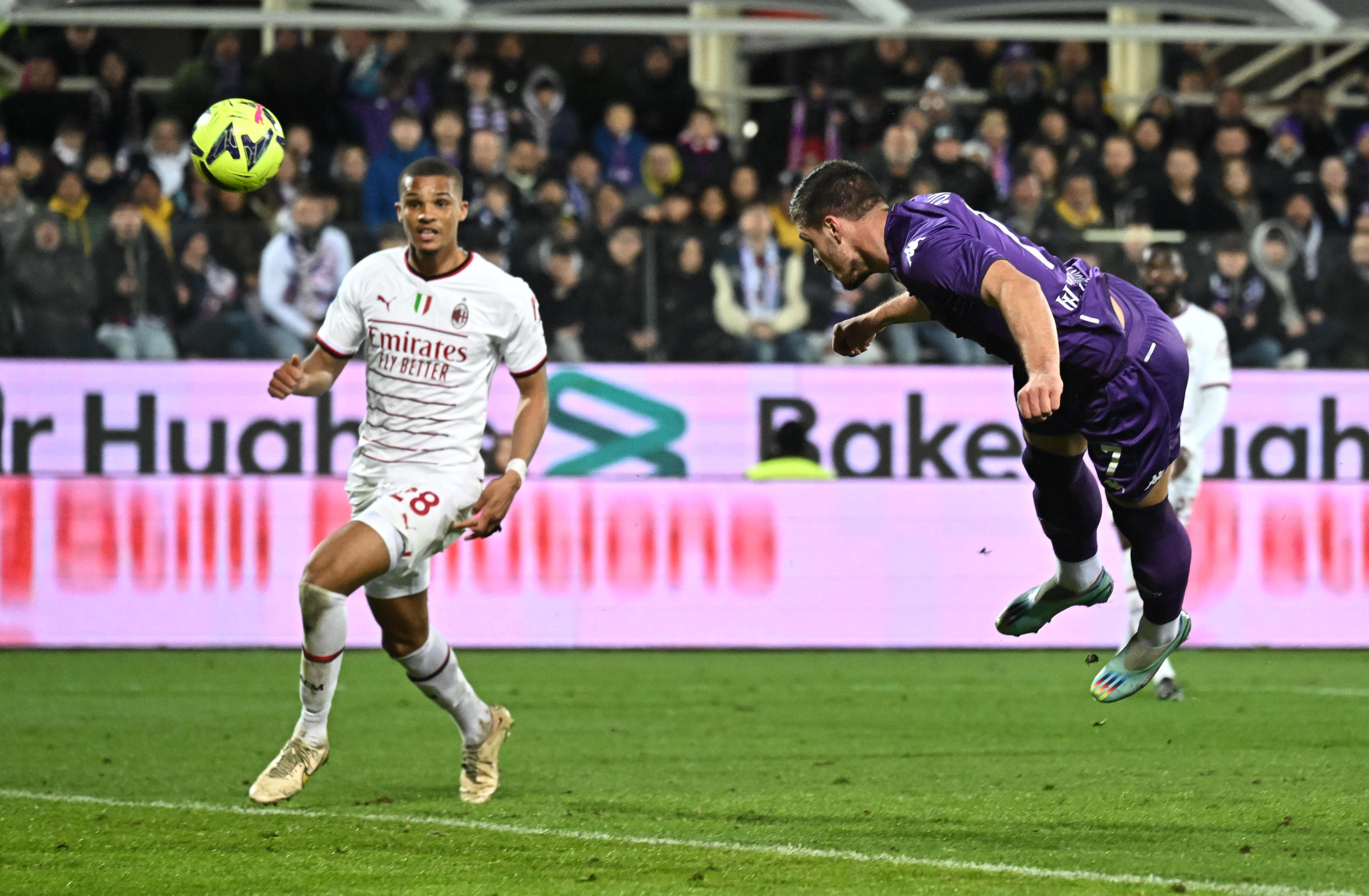 epa10503666 Fiorentina's Serbian foward Luka Jovic  (R) scores during the Italian serie A soccer match ACF Fiorentina vs AC Milan at Artemio Franchi Stadium in Florence, Italy, 4 March 2023.  EPA-EFE/CLAUDIO GIOVANNINI