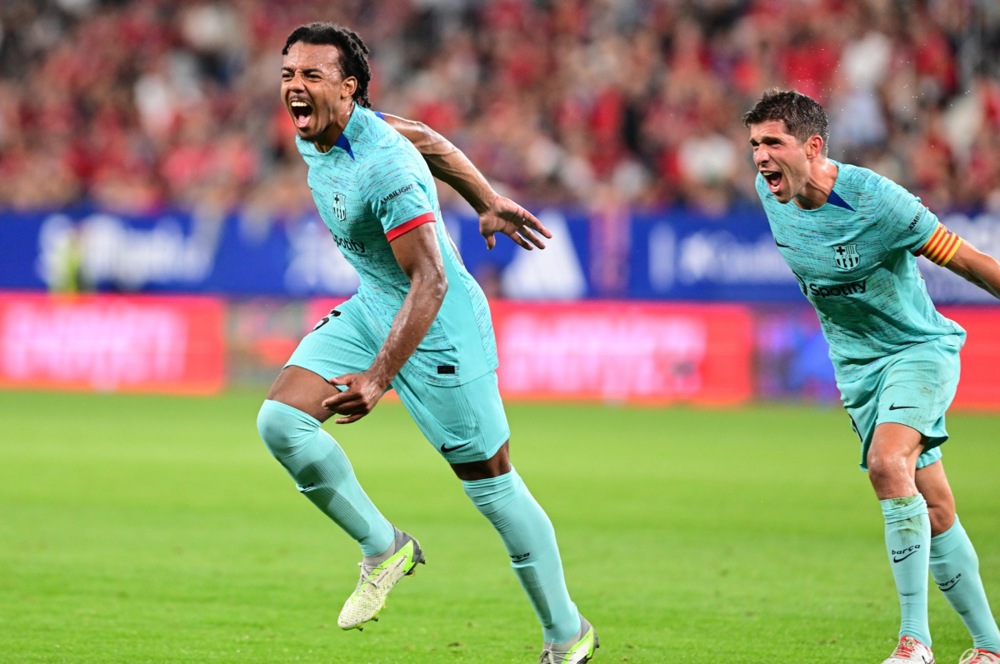 epa10838739 Jules Kounde (L), French defender of FC Barcelona celebrates the 0-1 goal during the Spanish LaLiga soccer match between CA Osasuna and FC Barcelona, in Pamplona, northern Spain, 03 September 2023.  EPA-EFE/INAKI PORTO
