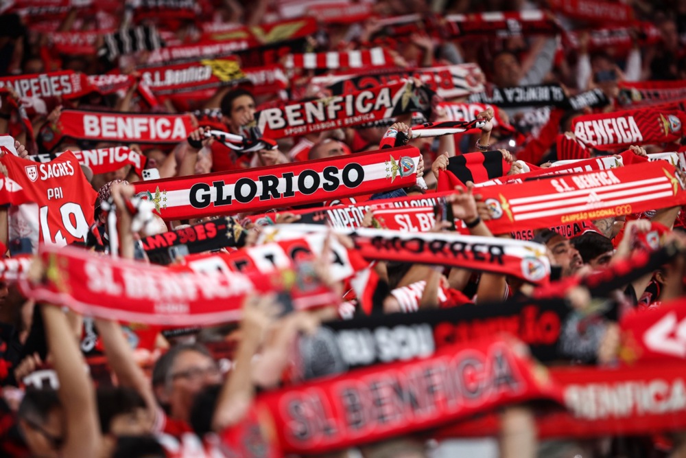 epa10836658 SL Benfica's supporters cheer during the Portuguese First League soccer match, between SL Benfica and Vitoria SC, at Luz stadium in Lisbon, Portugal, 02 September 2023.  EPA-EFE/RODRIGO ANTUNES