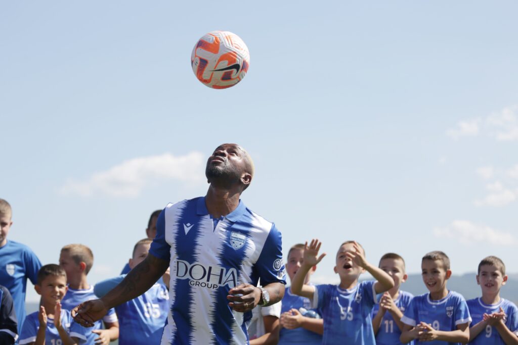 Fudbaler Novog Pazara Sejdubu Suma sleteo helikopterom na stadion