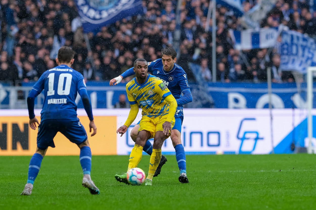 Nathan de Medina (Eintracht Braunschweig, 15) im Zweikampf mit Simone Rapp (Karlsruher SC, 07), Karlsruher SC vs. Eintra