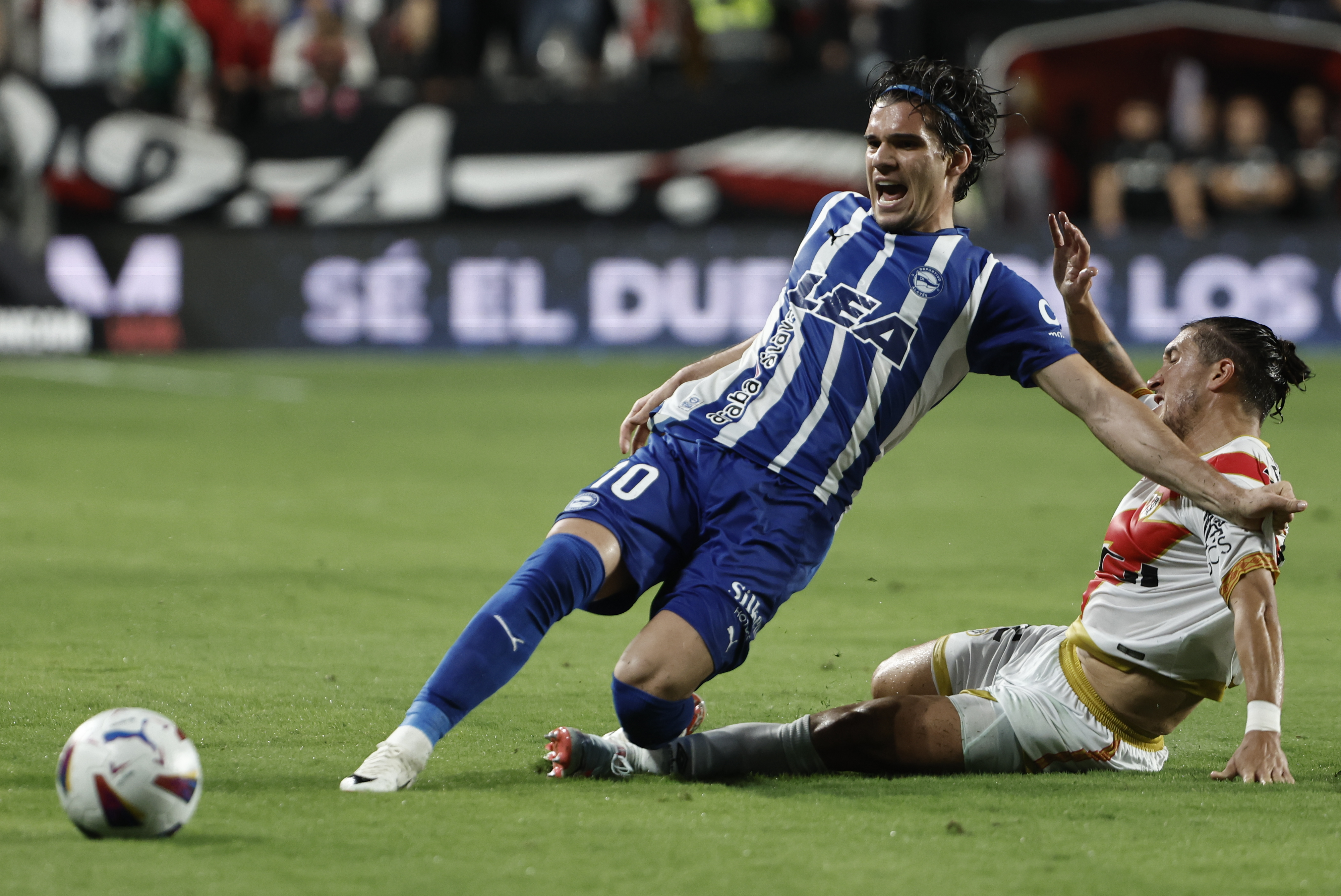 epa10863276 Alaves's Ianis Hagi (L) in action against Alfonso Espino (R) of Rayo Vallecano during the Spanish LaLiga soccer match betwen Rayo Vallecano and Deportivo Alaves in Madrid, Spain, 15 September 2023.  EPA-EFE/SERGIO PEREZ