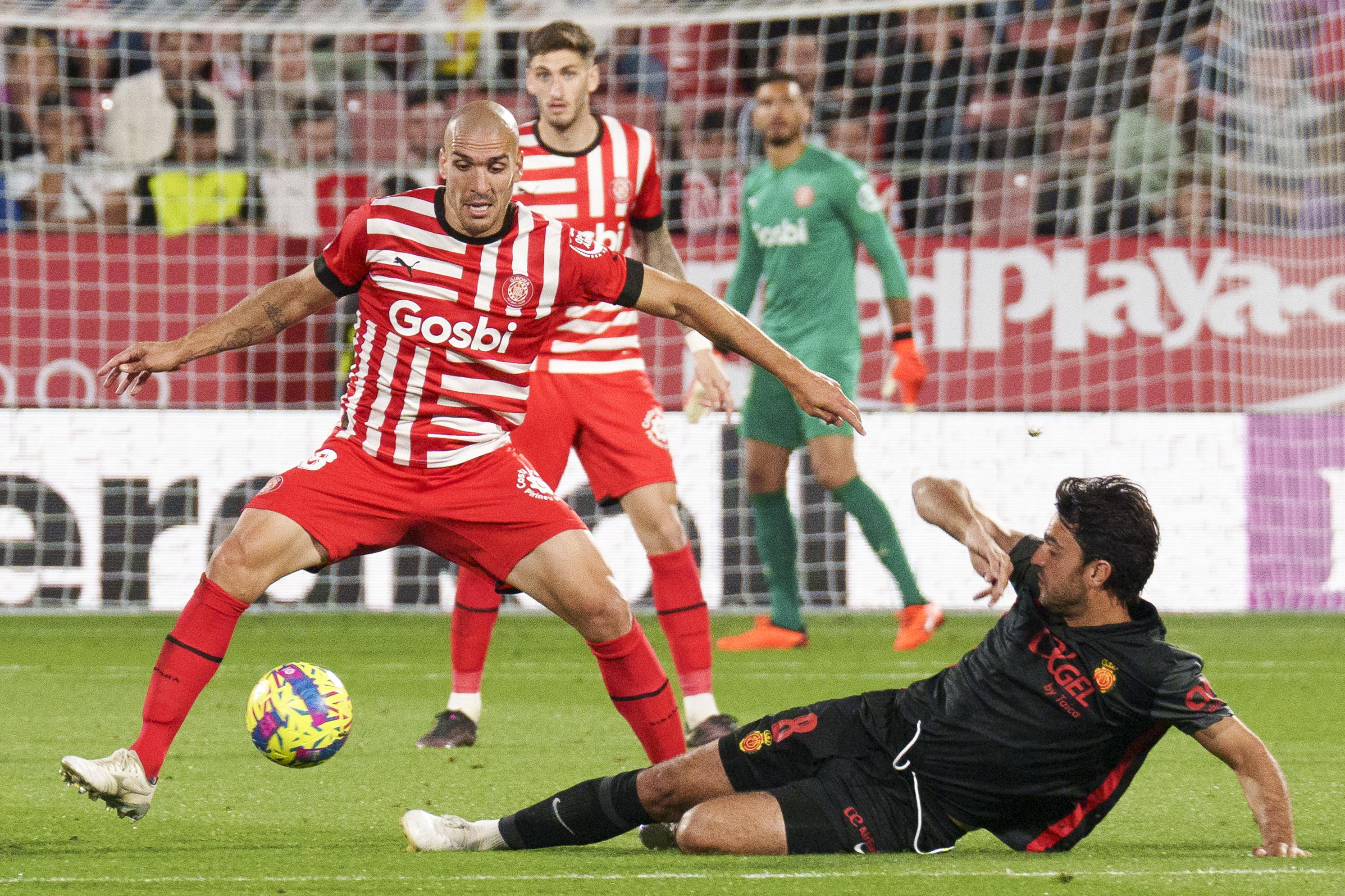 epa10609219 Girona's midfielder Oriol Romeu (L) vies for the ball with Mallorca's midfielder Clement Grenier (R) during the Spanish LaLiga soccer match between Girona FC and RCD Mallorca held in Girona, Spain, 04 May 2023.  EPA-EFE/David Borrat