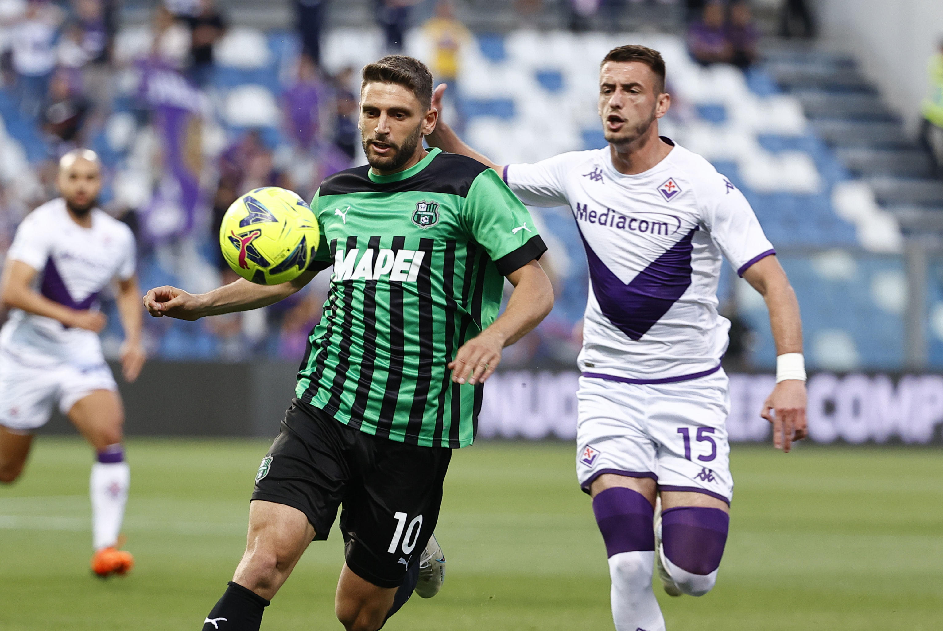 epa10669488 Sassuolo's Domenico Berardi (L) and  Fiorentina's Aleksa Terzic  (R) in action during the Italian Serie A soccer match US Sassuolo vs ACF Fiorentina in Reggio Emilia, Italy, 02 June 2023.  EPA-EFE/SERENA CAMPANINI