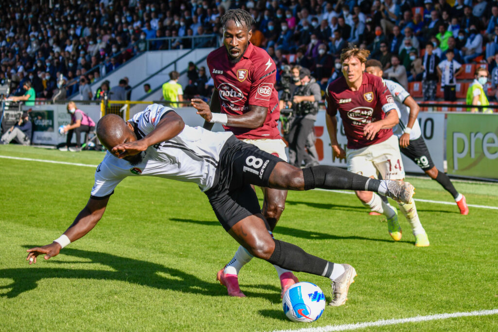 epa09527289 Spezia's M'Bala Nzola (L) and Salernitana's Mamadou Coulibaly in action during the Italian Serie A soccer match Spezia Calcio vs US Salernitana at the Alberto Picco stadium in La Spezia, Italy, 16 October 2021.  EPA-EFE/FABIO FAGIOLINI
