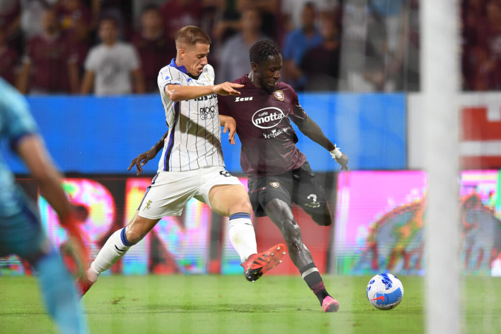 epa09475650 Salernitanas Mamadou Coulibaly (R) and Atalantas Mario Pasalic in action during the Italian Serie A soccer match between US Salernitana and Atalanta Bergamo at the Arechi stadium in Salerno, Italy, 18 September 2021.   EPA-EFE/MASSIMO PICA
