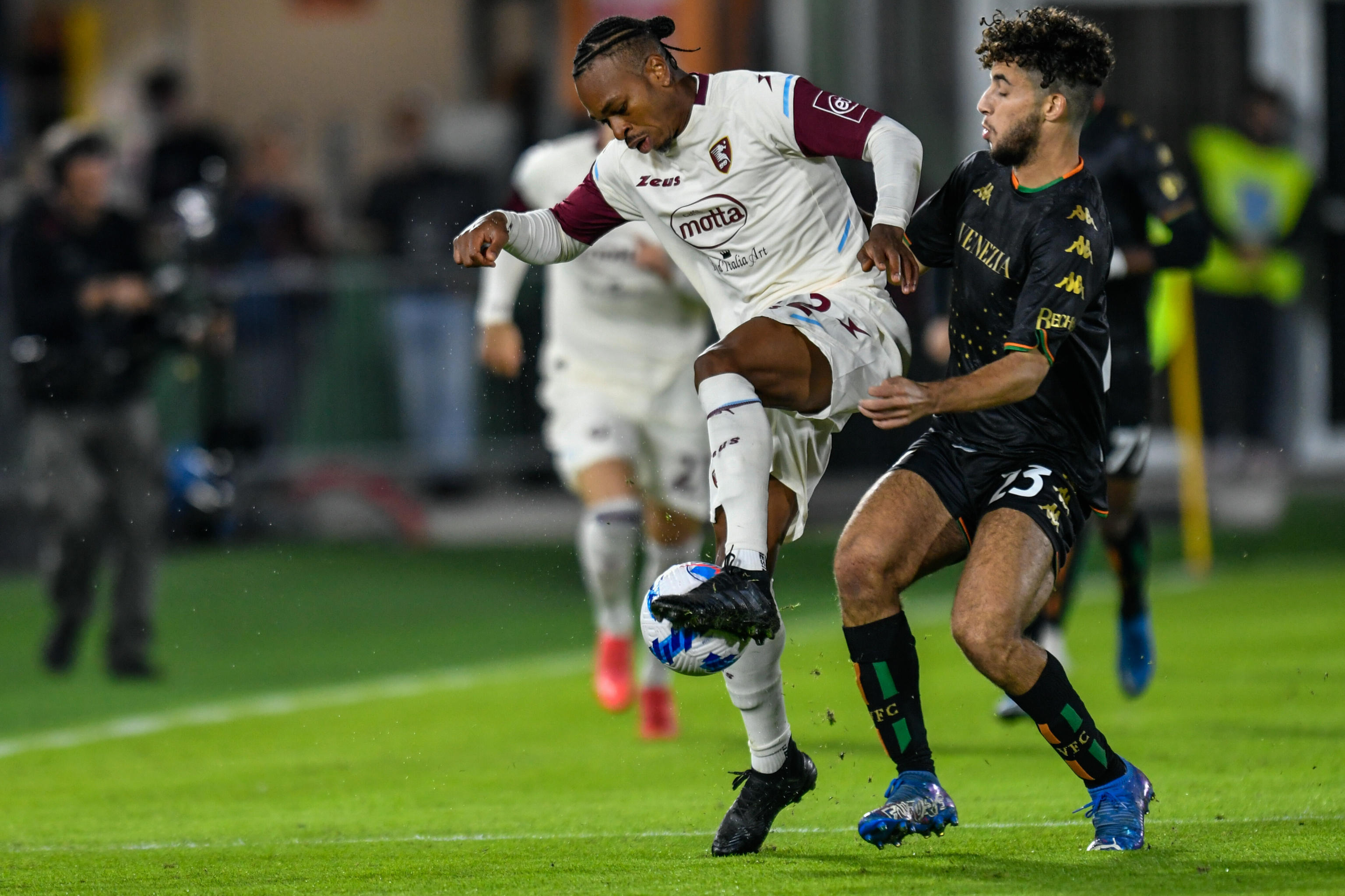 epa09547305 Mamadou Coulibaly (L) of US Salernitana and Sofian Kiyine of Venezia FC in action during the Italian Serie A soccer match Venezia FC vs US Salernitana at the Pier Luigi Penzo stadium in Venice, Italy, 26 October 2021.  EPA-EFE/ALESSIO MARINI