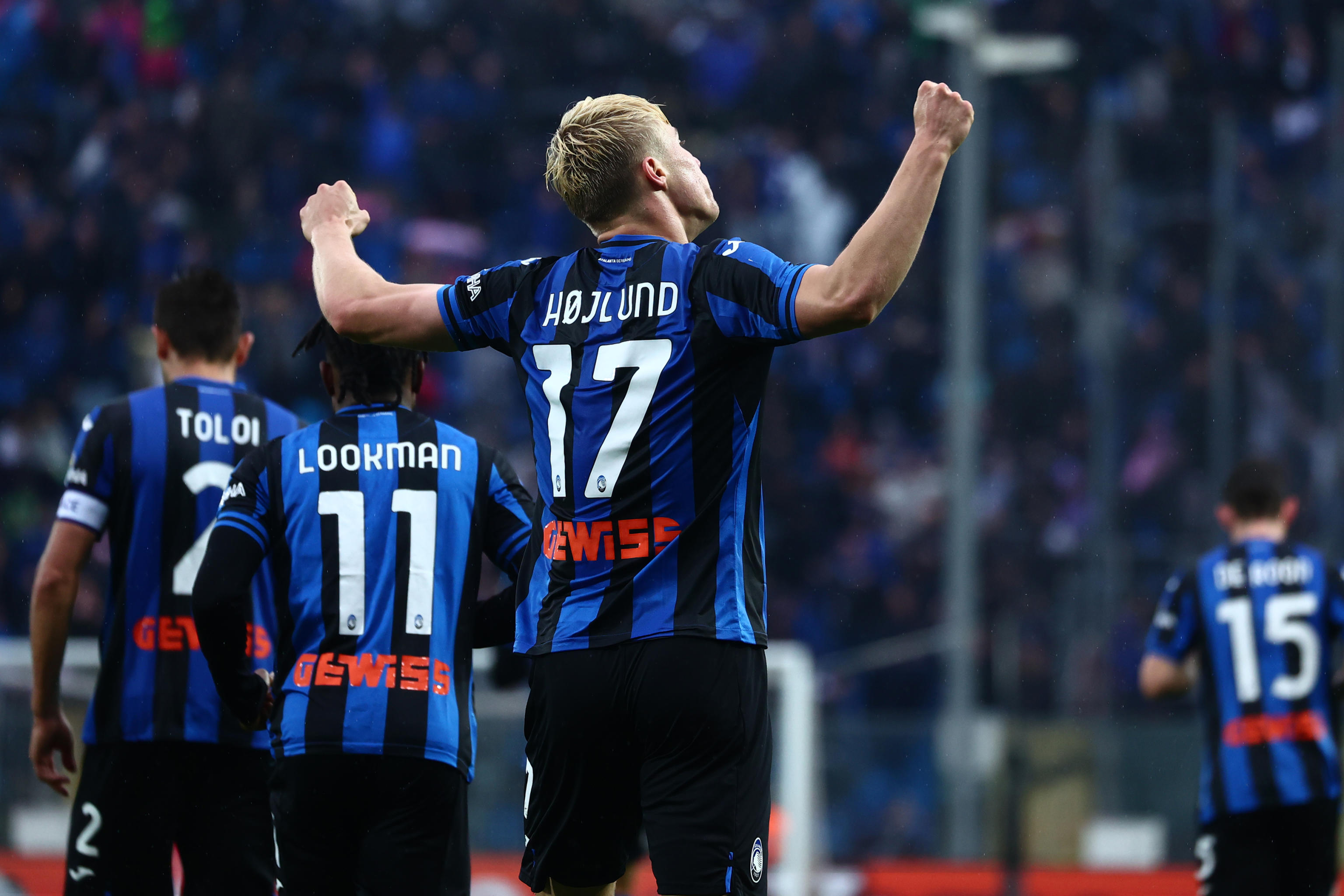 epa10641483 Atalanta's Rasmus Hojlund celebrates after goal 3-1 during the Italian Serie A soccer match Atalanta BC vs Hella Verona at the Gewiss Stadium in Bergamo, Italy, 20 May 2023.  EPA-EFE/MICHELE MARAVIGLIA