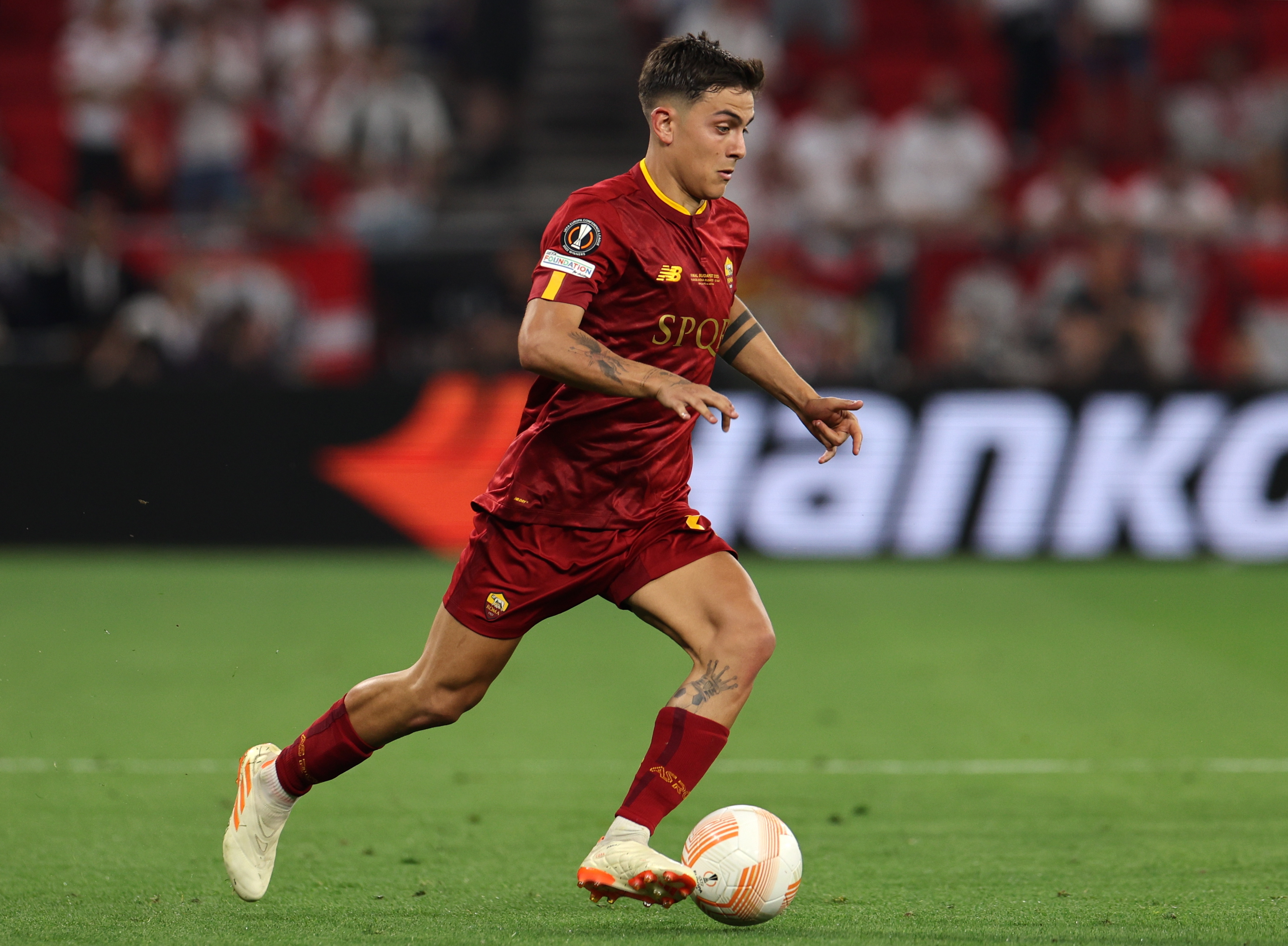 epa10665625 Paulo Dybala of Roma in action during the UEFA Europa League final between Seviila FC and AS Roma, in Budapest, Hungary, 31 May 2023.  EPA-EFE/ANNA SZILAGYI