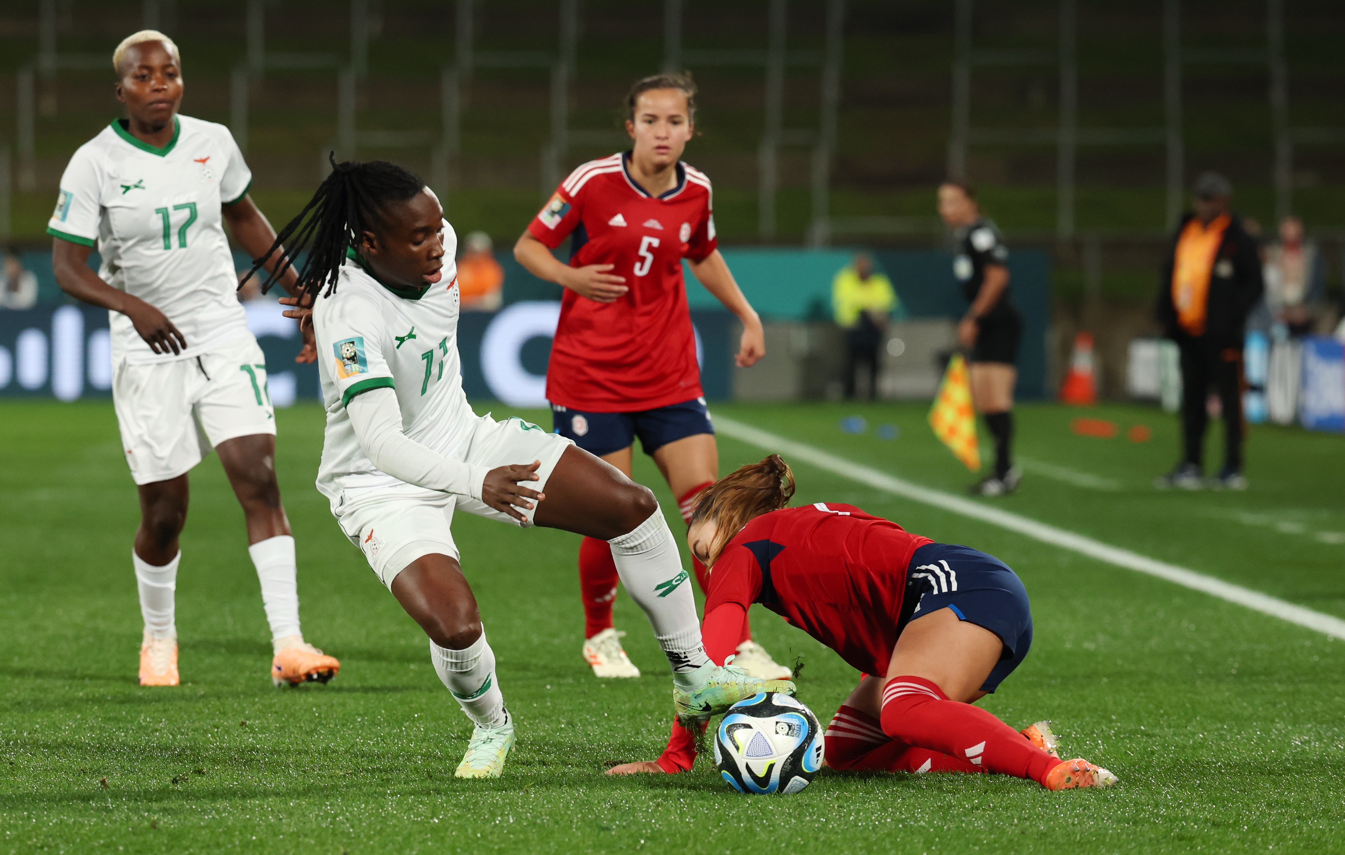epa10778162 Zambian Barbra Banda (C) duels with Maria Paula Coto (R) during the FIFA Women's World Cup group C soccer match between Costa Rica and Zambia in Hamilton, New Zealand, 31 July 2023.  EPA-EFE/HOW HWEE YOUNG