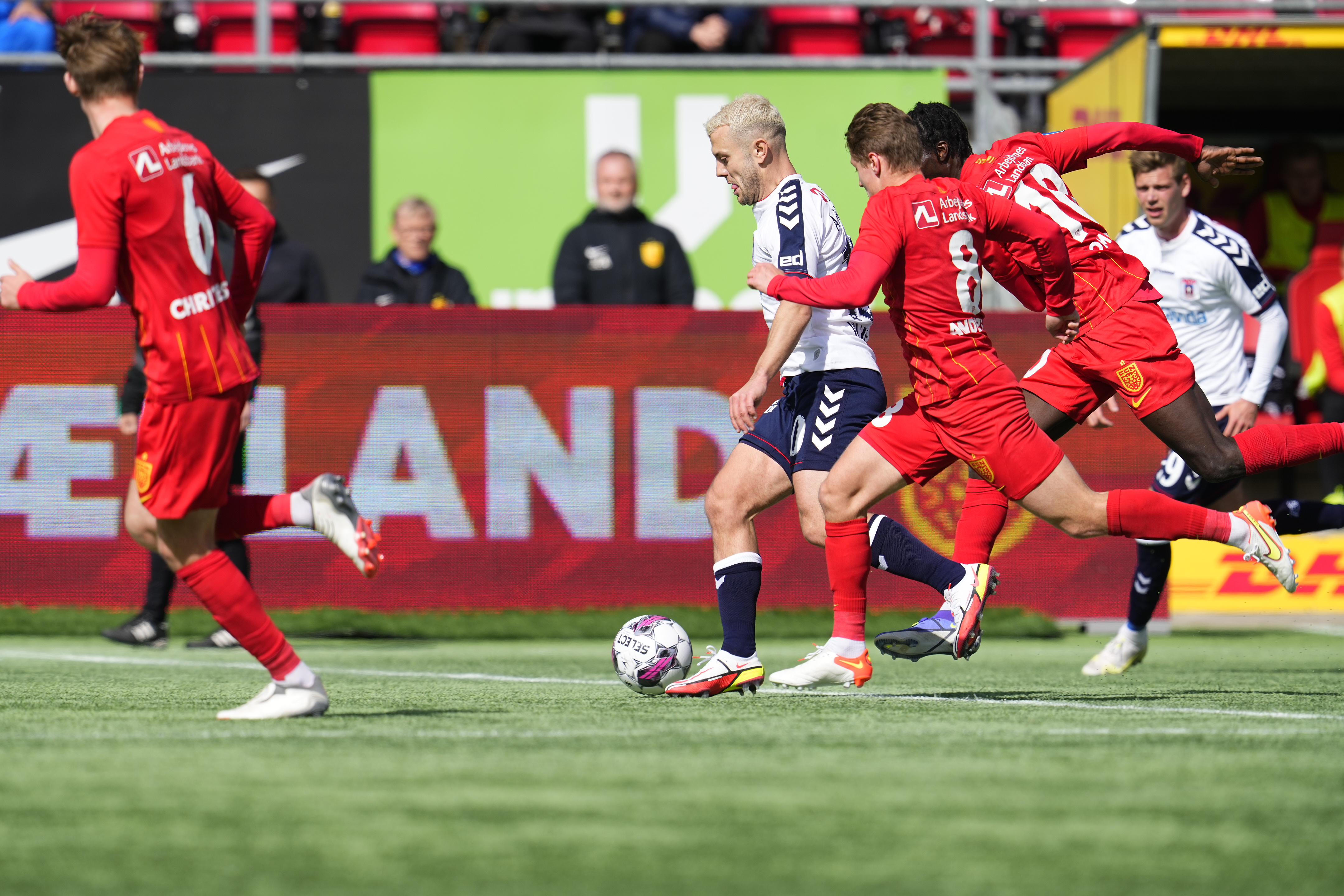epa09882323 Aarhus GFs Jack Wilshere (C) in action during the Superliga Match between FC Nordsjaelland vs Aarhus GF, in Farum, Denmark, 10 April 2022.  EPA-EFE/Claus Bech  DENMARK OUT