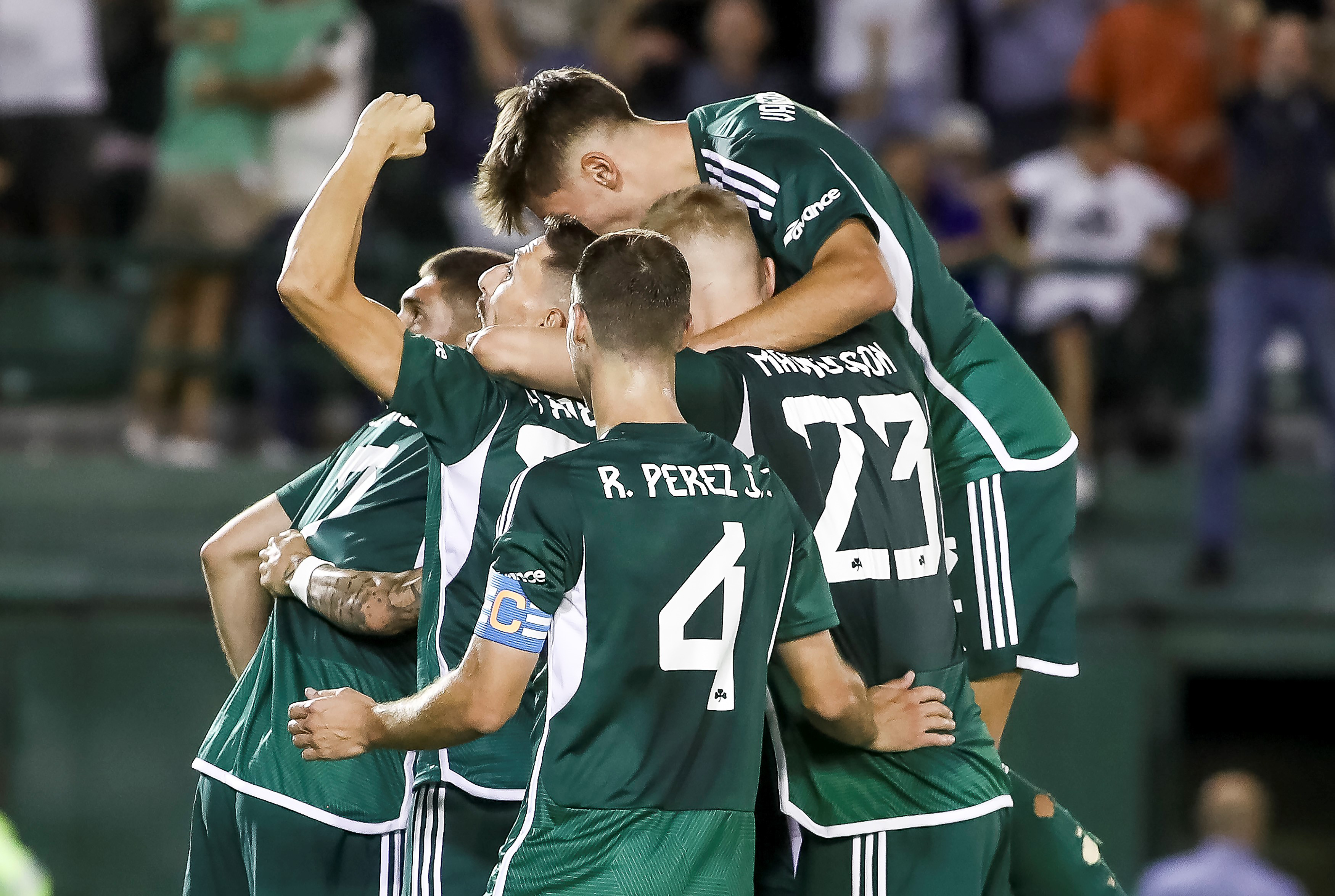 epa10792398 Panathinaikos' players celebrate a goal  against Marseille during the UEFA Champions League third qualifying round, 1st leg soccer match between Panathinaikos and Marseille in Athens, Greece, 09 August 2023.  EPA-EFE/PANAGIOTIS MOSCHANDREOU
