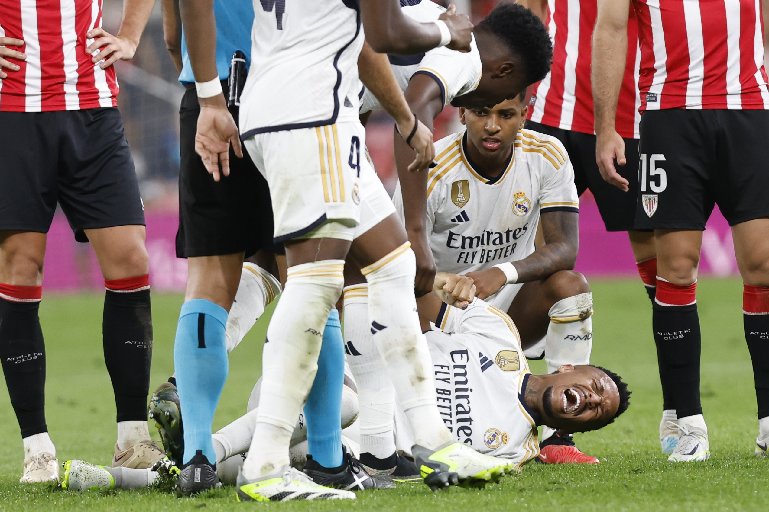 epa10797846 Real Madrid´s Eder Militao (down) reacts after being injured during the LaLiga soccer match between Athletic Club and Real Madrid, in Bilbao, Spain, 12 August 2023.  EPA-EFE/Miguel Tona