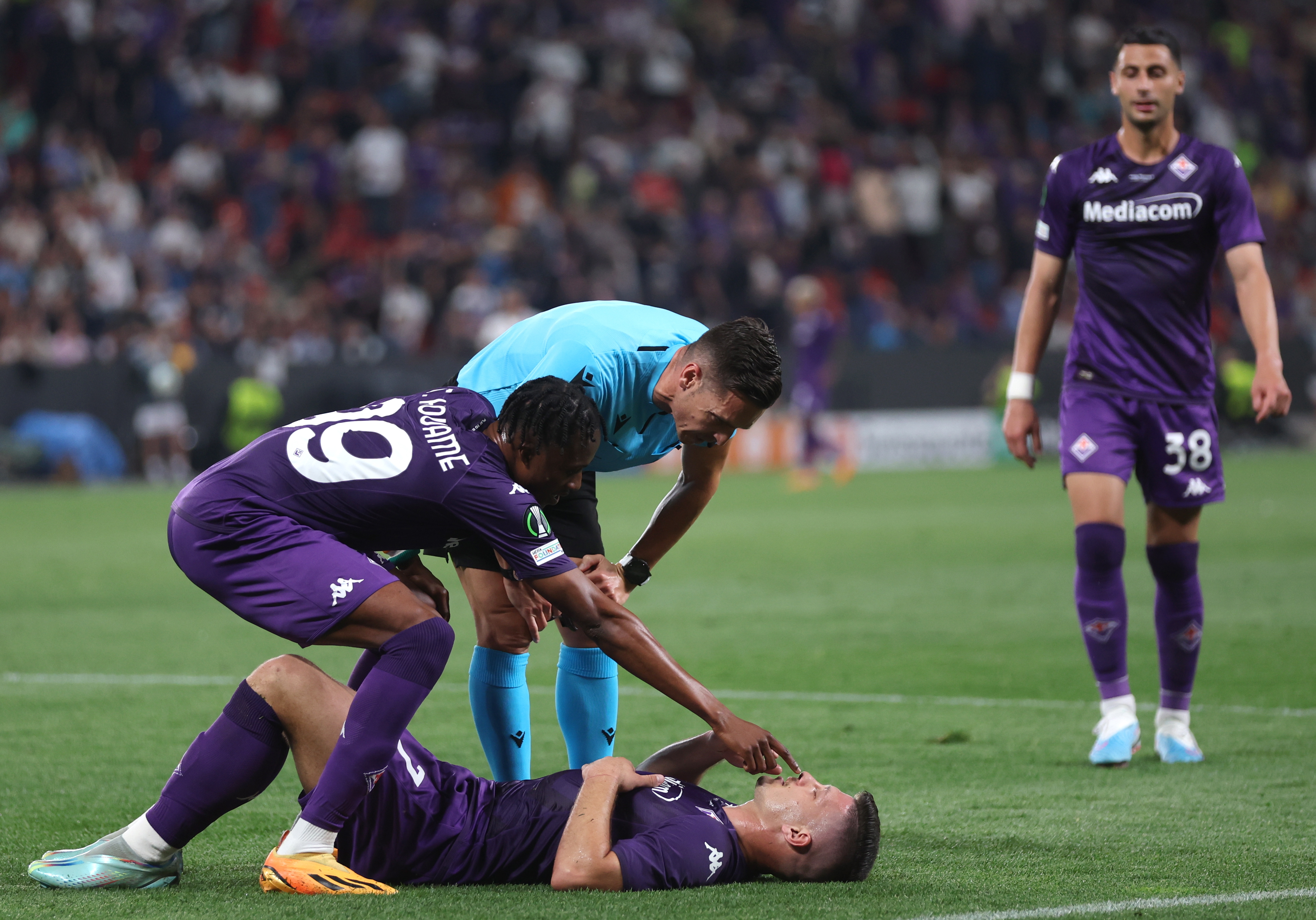 epa10678345 Luka Jovic (down) of Fiorentina reacts during the UEFA Europa Conference League Final soccer match between AFC Fiorentina and West Ham United, in Prague, Czech Republic, 07 June 2023.  EPA-EFE/MARTIN DIVISEK