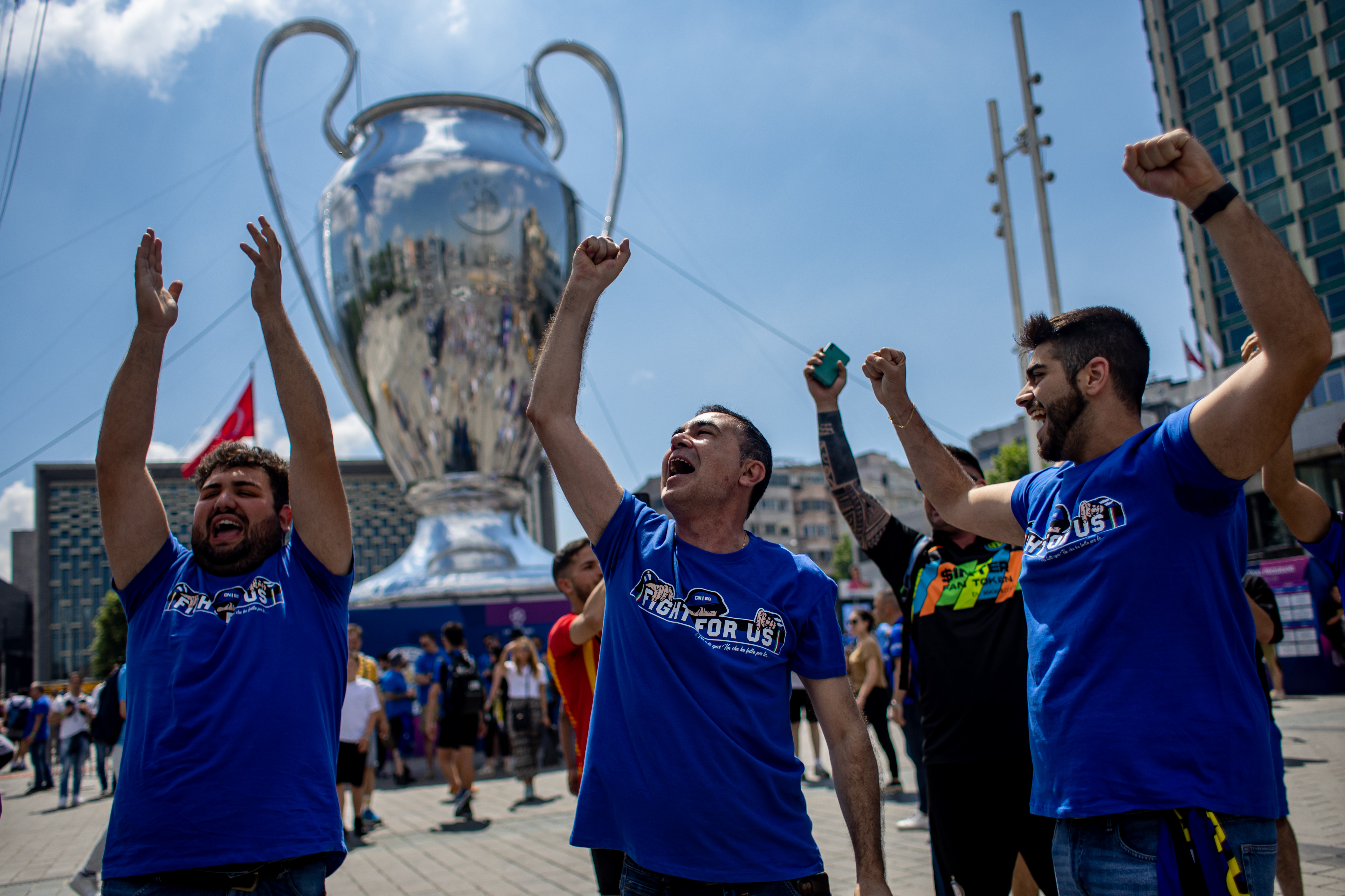 epa10683046 Fans of Inter Milan gather prior to the UEFA Champions League Final match between Manchester City and Inter Milan, at the Taksim Square in Istanbul, Turkey, 10 June 2023.  EPA-EFE/MARTIN DIVISEK