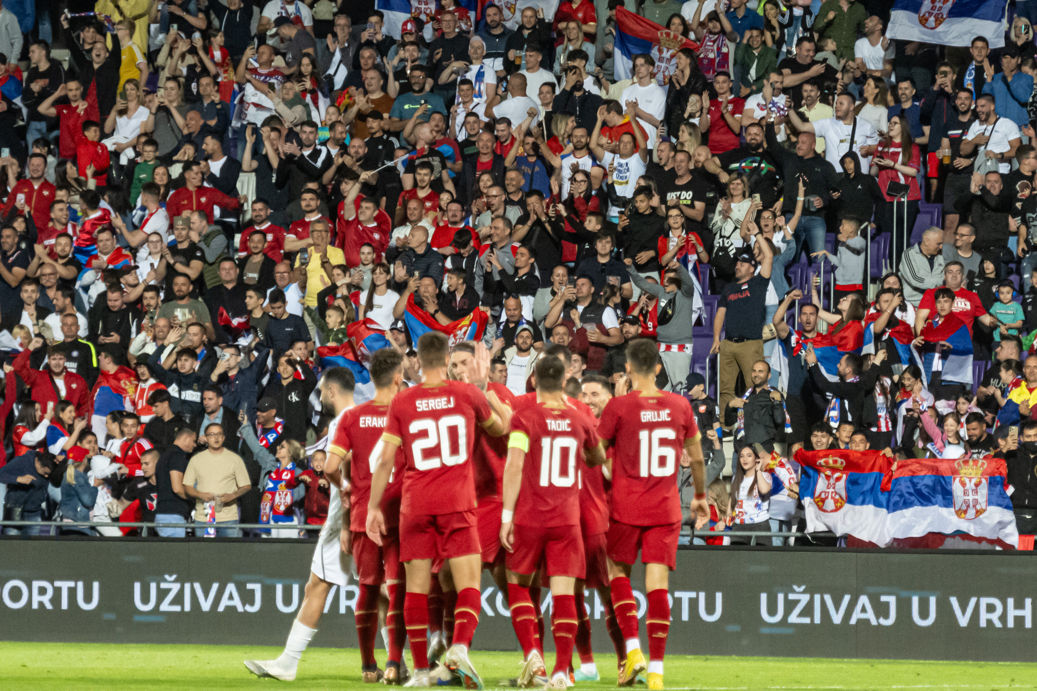 epa10695932 Dejan Joveljic of Serbia celebrates with team mates after scoring a goal during the international friendly soccer match between Serbia and Jordan in Vienna, Austria, 16 June 2023.  EPA-EFE/CHRISTIAN BRUNA
