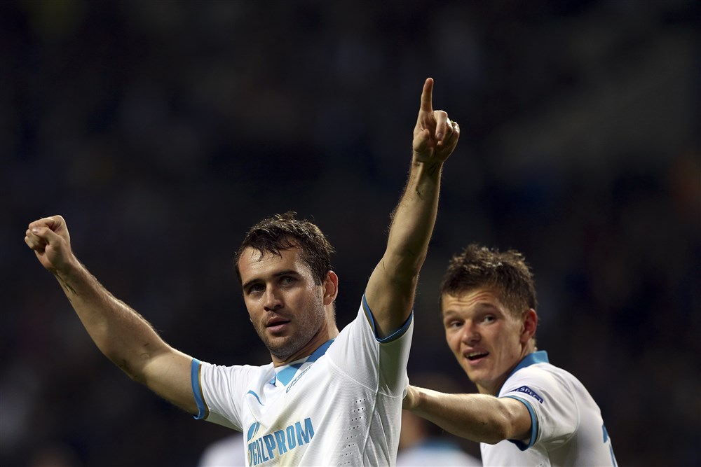 epa03919854 Zenit Aleksandr Kerzhakov celebrates after scoring a goal against FC Porto during their Champions League Group G soccer match, at Dragao stadium, Porto, Portugal, 22 October 2013.  EPA/JOSE COELHO