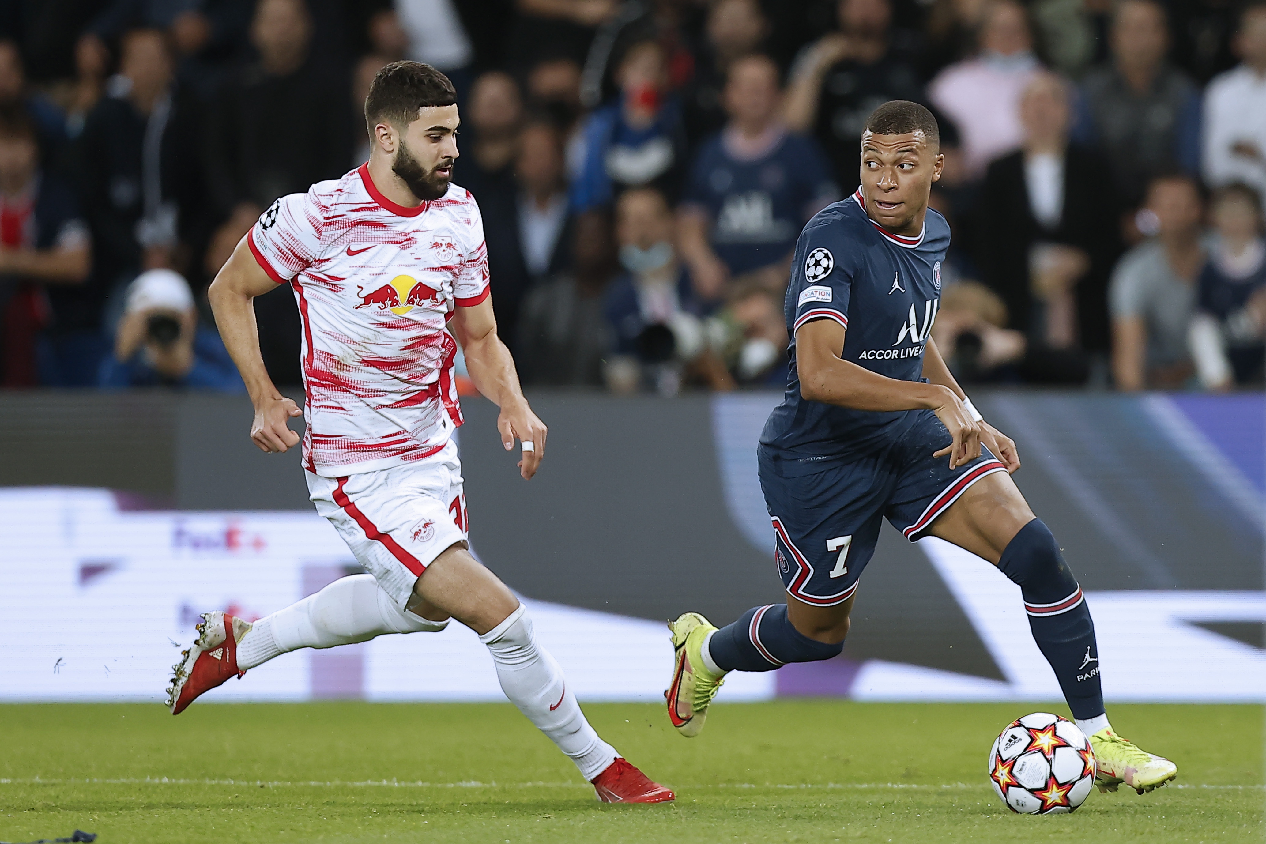 epa09533156 Paris Saint Germain's Kylian Mbappe (R) and Leipzig's Josko Gvardiol (L) in action during the UEFA Champions League group A soccer match between Paris Saint-Germain (PSG) and RB Leipzig in Paris, France, 19 October 2021.  EPA-EFE/Ian Langsdon