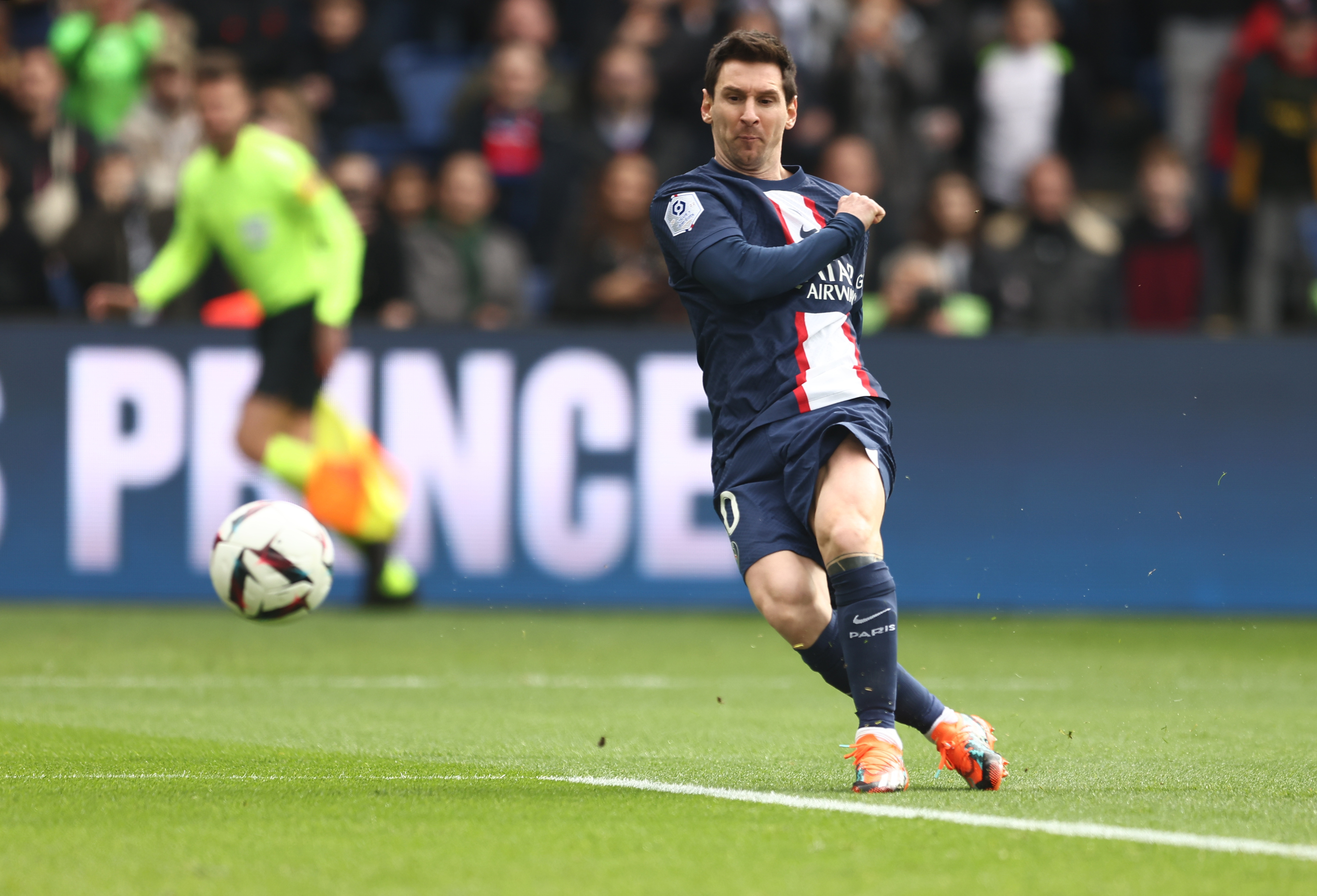 epa10477270 Lionel Messi of PSG in action during the French Ligue 1 soccer match between Paris Saint-Germain (PSG) and Lille, in Paris, France, 19 February 2023.  EPA-EFE/MOHAMMED BADRA
