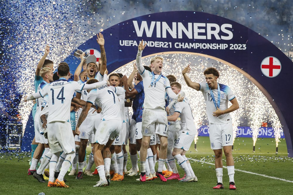 epa10734936 England players celebrate during the award ceremony of the UEFA Under-21 Championship final in Batumi, Georgia, 08 July 2023. England wins the U21 tournament for the first time since 1984.  EPA-EFE/YURI KOCHETKOV