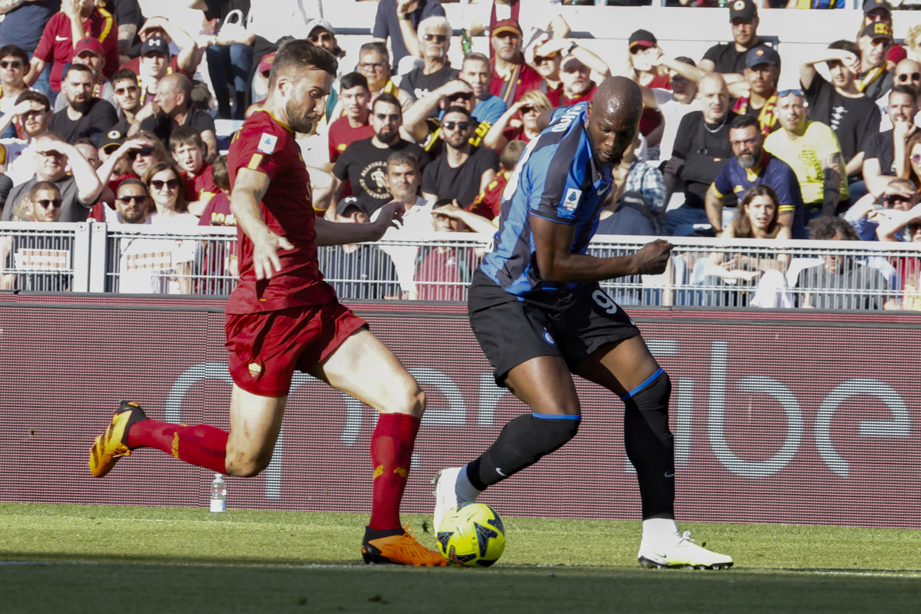 epa10612506 Romas Bryan Cristante (L) and Inters Romelu Lukaku in action during the Italian Serie A soccer match between AS Roma and Inter Milan at the Olimpico stadium in Rome, Italy, 06 May 2023.  EPA-EFE/FABIO FRUSTACI