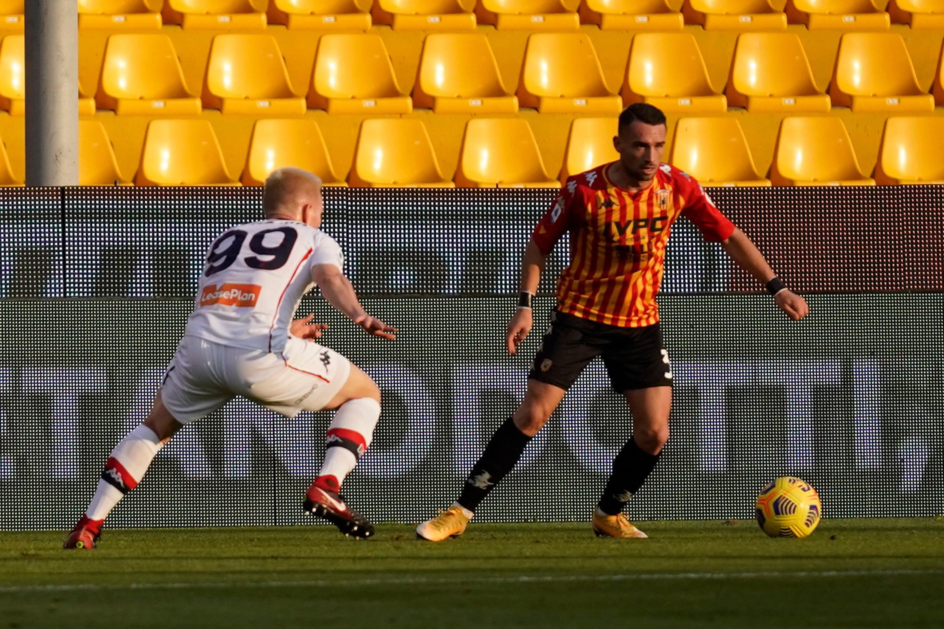 epa08895943 Genoa CFC's Lennart Czyborra (L) and Benevento Calcio's Gaetano Letizia in action during the Italian Serie A soccer match Benevento Calcio vs Genoa CFC at Ciro Vigorito stadium in Benevento, Italy, 20 December 2020.  EPA-EFE/Mario Taddeo