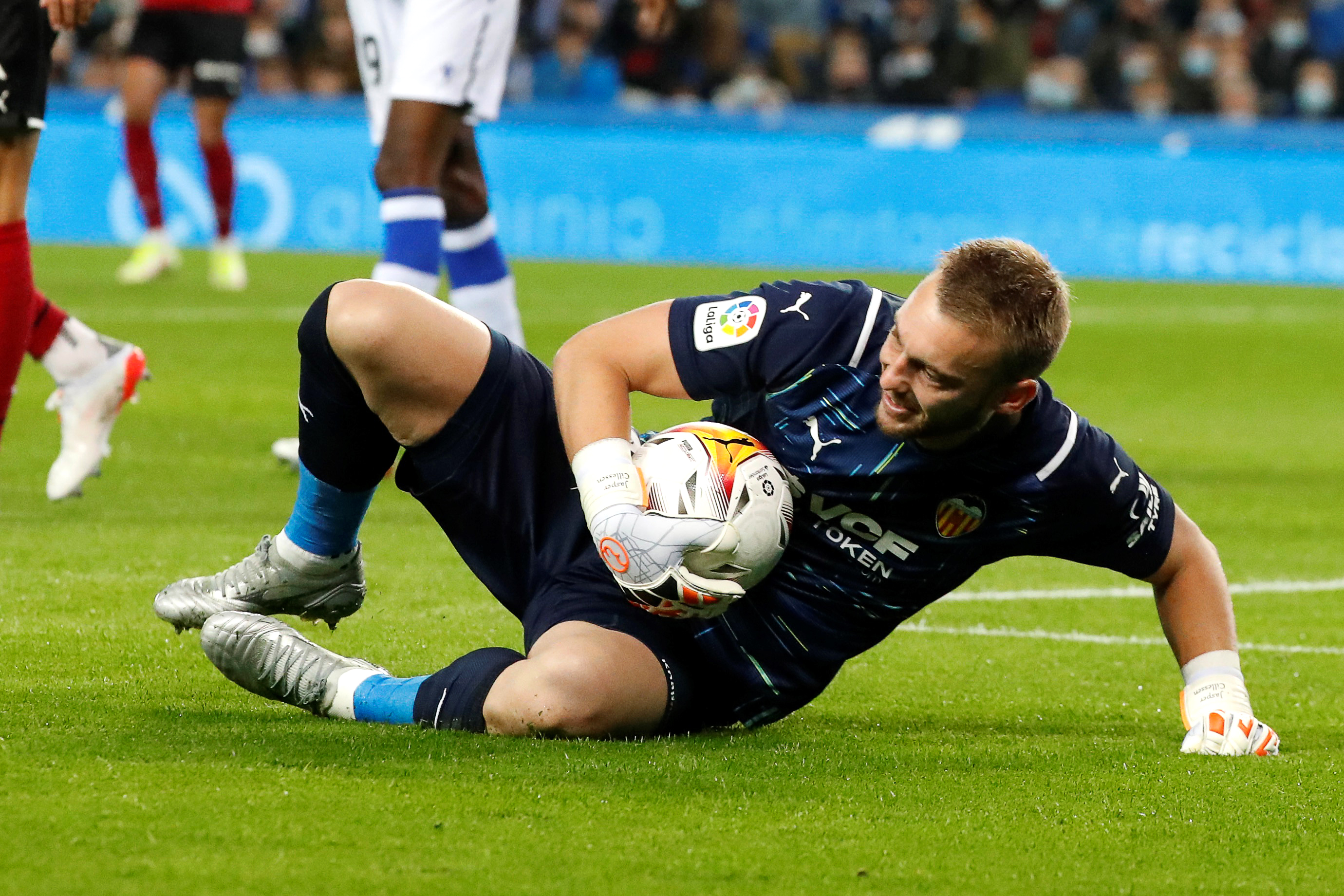 epa09596739 Valencia's goalkeeper Jasper Cillessen in action during the Spanish LaLiga soccer match between Real Sociedad and Valencia CF in San Sebastian, northern Spain, 21 November 2021.  EPA-EFE/Javier Etxezarreta