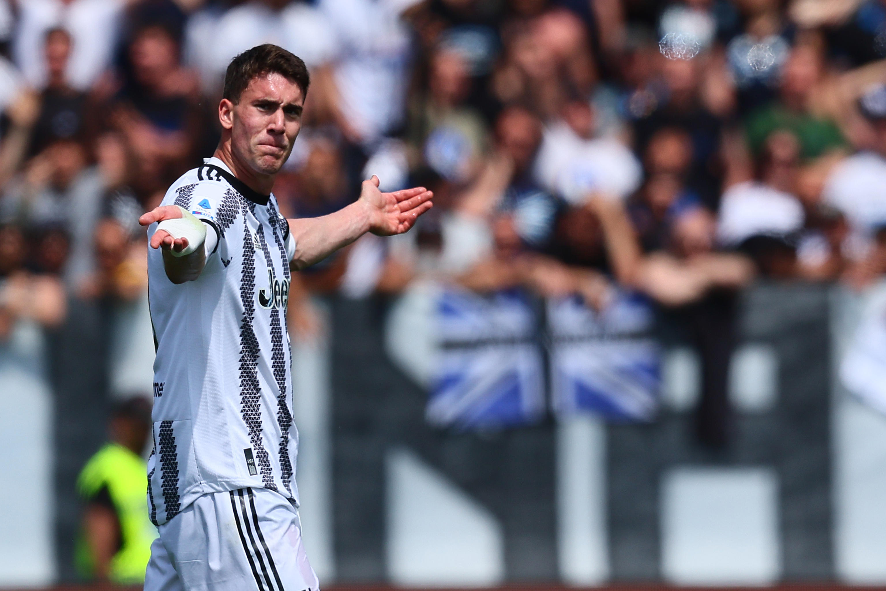 epa10613639 Juventus' Dusan Vlahovic celebrates after scoring the 2-0 lead during th Italian Serie A soccer match Atalanta BC vs Juventus FC at the Gewiss Stadium in Bergamo, Italy, 07 May 2023.  EPA-EFE/MICHELE MARAVIGLIA