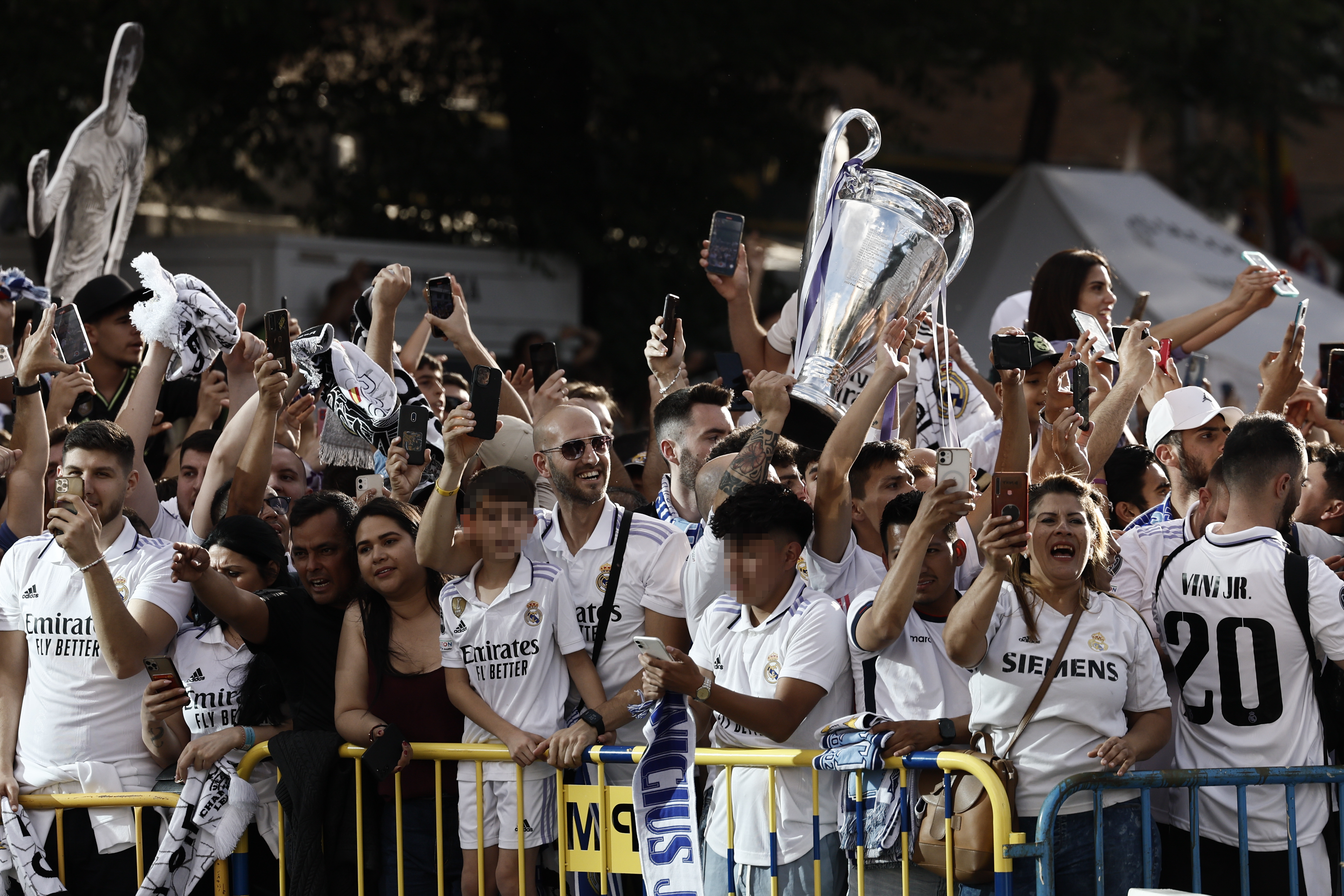 epa10617826 Real Madrid supporters arrive to Santiago Bernabeu Stadium ahead of the UEFA Champions League semifinal first leg soccer match between Real Madrid and Manchester City, in Madrid, Spain, 09 May 2023.  EPA-EFE/SERGIO PEREZ