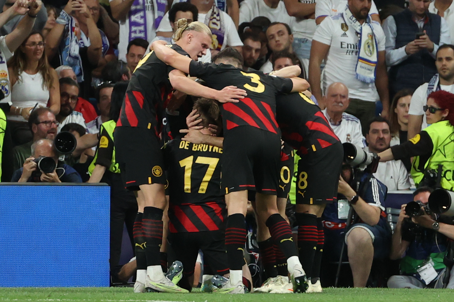 epa10618239 Manchester's players celebrate the 1-1 goal during the UEFA Champions League semifinal first leg soccer match between Real Madrid and Manchester City, in Madrid, Spain, 09 May 2023.  EPA-EFE/Kiko Huesca