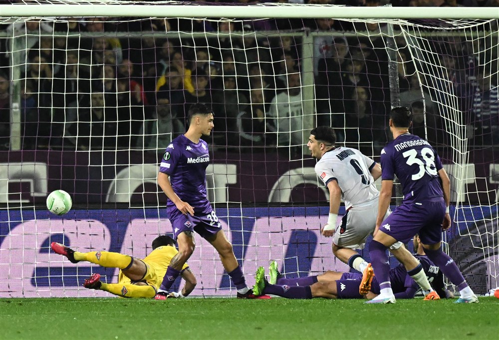 epa10621883 Basel's Swiss forward Zeki Amdouni (2R) scores during the UEFA Europa Conference League semi-final first leg soccer match ACF Fiorentina vs Basel at Artemio Franchi Stadium in Florence, Italy, 11 May 2023.  EPA-EFE/CLAUDIO GIOVANNINI