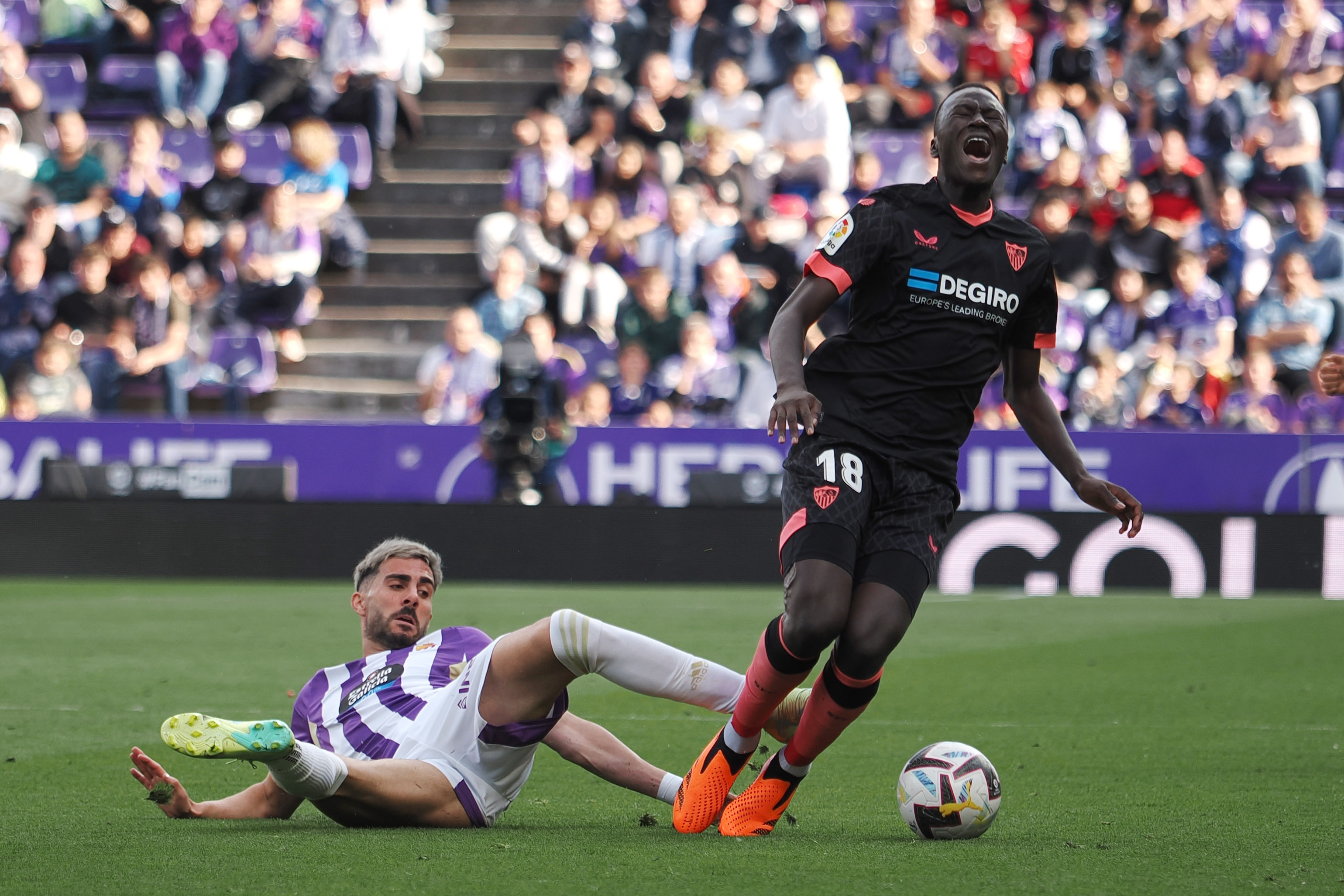 epa10628025 Valladolid's midfielder Kike Perez (L) duels for the ball with Sevilla's midfielder Pape Gueye (R) during the Spanish LaLiga soccer match between Real Valladolid and Sevilla FC, in Valladolid, Spain, 14 May 2023.  EPA-EFE/R.Garcia