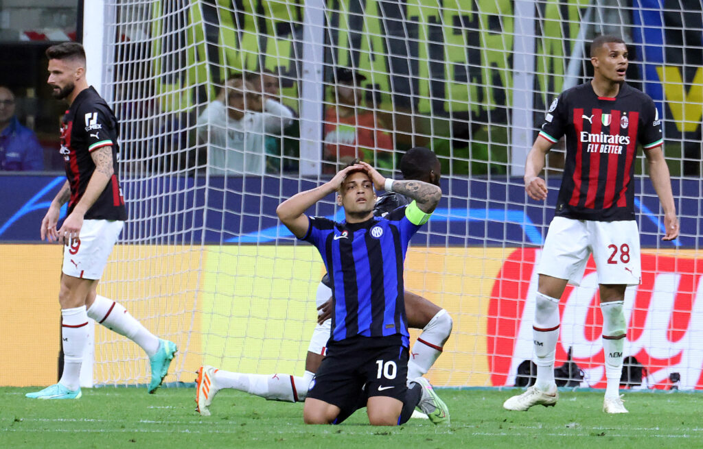 epa10632388 Inter Milan's Lautaro Martinez (C) reacts during the UEFA Champions League semi-final second leg soccer match between FC Inter and AC Milan, in Milan, Italy, 16 May 2023.  EPA-EFE/MATTEO BAZZI