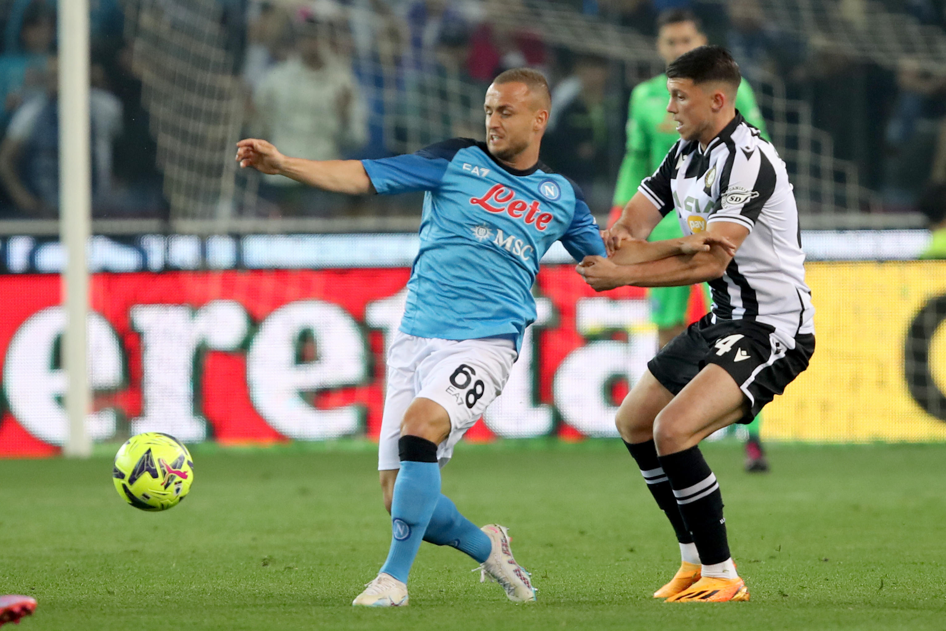 epa10609139 Udinese's Lazar Samardzic (R) and Napoli's Stanislav Lobotka in action during the Italian Serie A soccer match Udinese Calcio vs SSC Napoli at the Friuli - Dacia Arena stadium in Udine, Italy, 04 May 2023.  EPA-EFE/GABRIELE MENIS