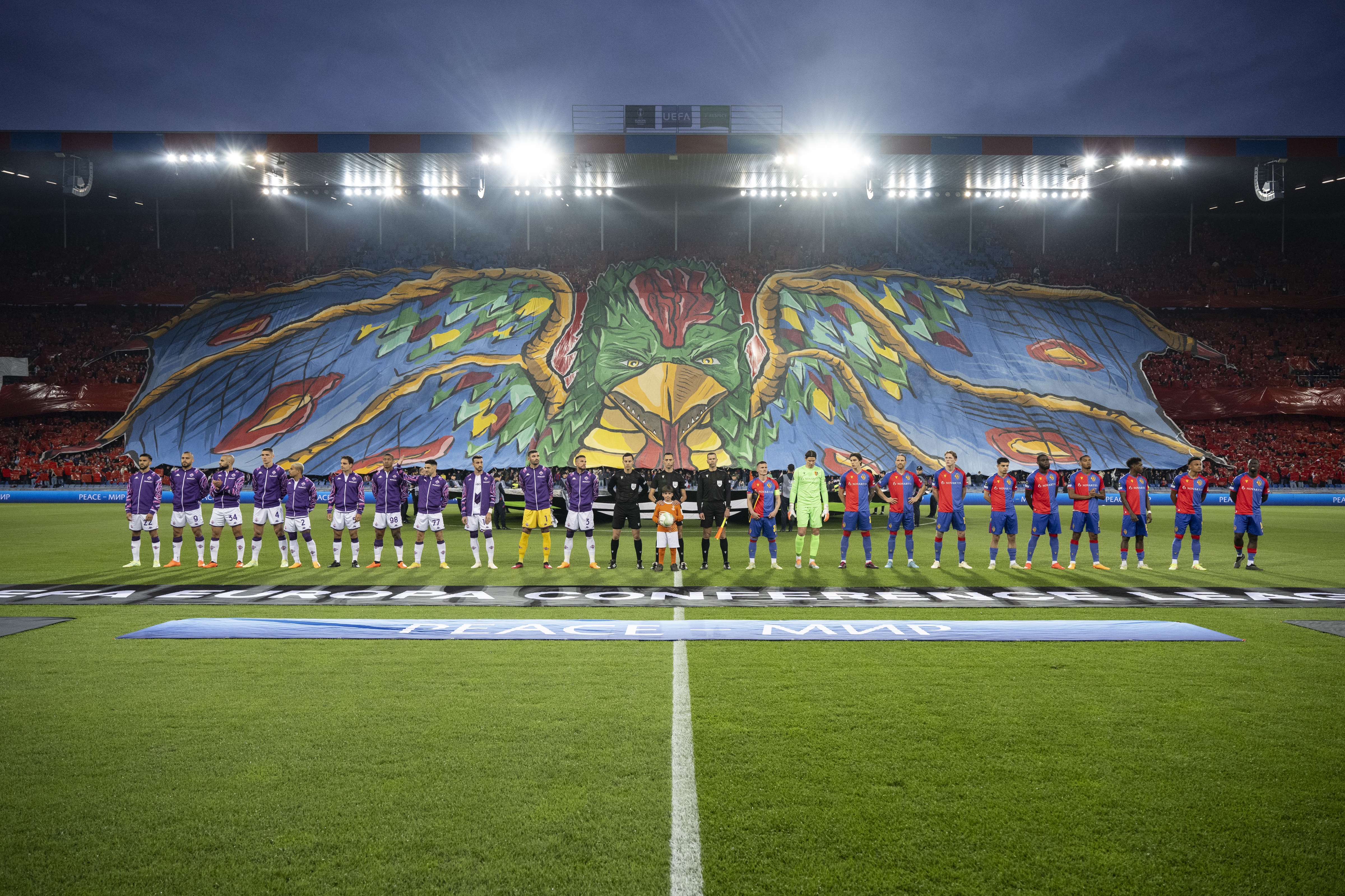 epa10637355 Both teams line up prior the UEFA Conference League semifinal second leg match between Switzerland's FC Basel 1893 and Italy's ACF Fiorentina at the St. Jakob-Park stadium in Basel, Switzerland,18 May 2023.  EPA-EFE/ENNIO LEANZA