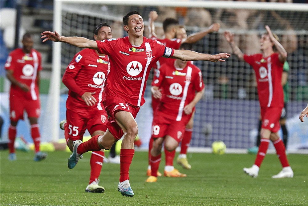 epa10639746 Monza's Matteo Pessina jubilates with his teammates after scoring the 2-1 lead during the Italian Serie A soccer match US Sassuolo vs AC Monza at Mapei Stadium in Reggio Emilia, Italy, 19 May 2023.  EPA-EFE/SERENA CAMPANINI