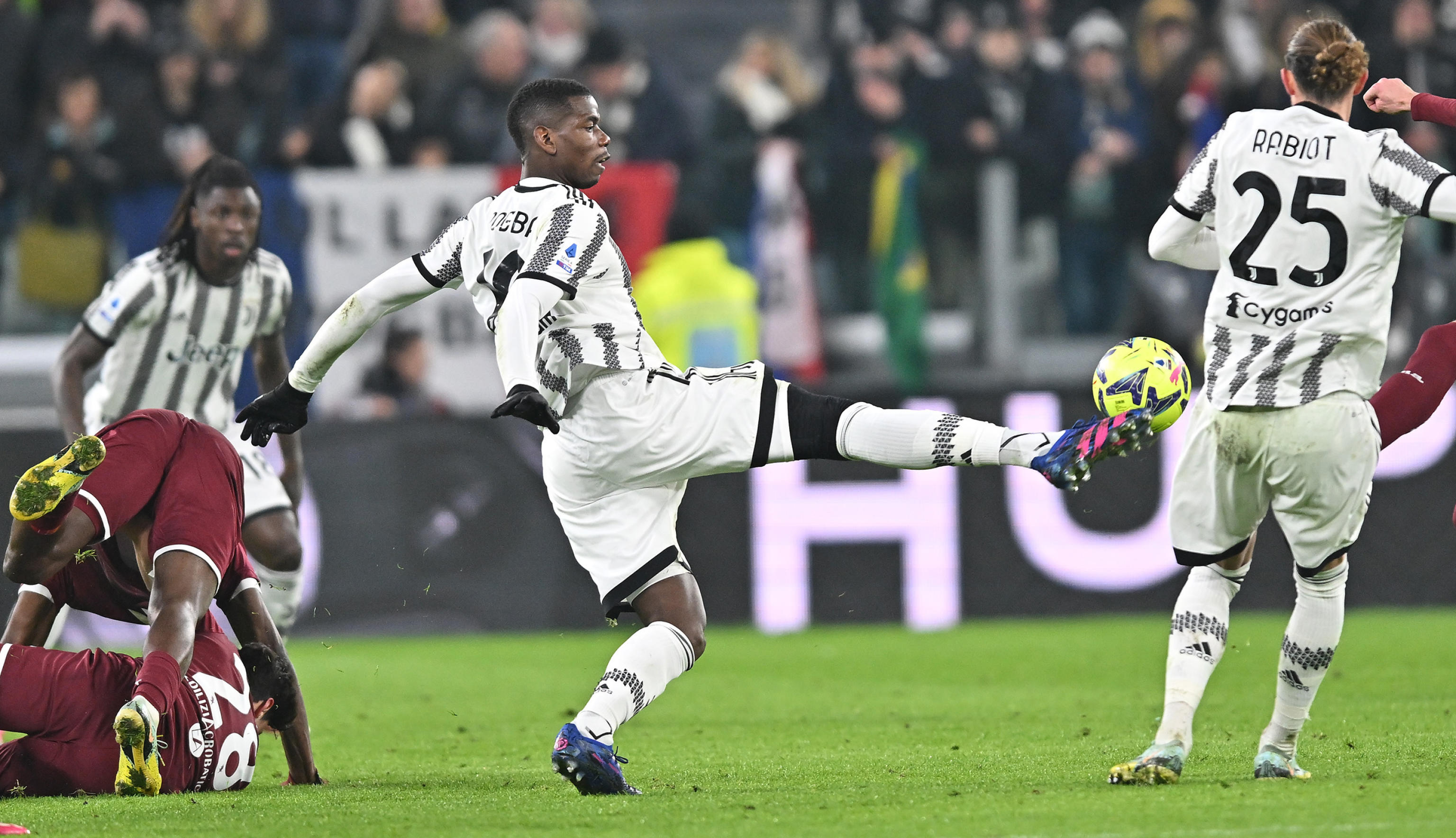 epa10496052 Juventus' Paul Pogba (C) in action during the Italian Serie A soccer match Juventus FC vs Torino FC at the Allianz Stadium in Turin, Italy, 28 February 2023,  EPA-EFE/ALESSANDRO DI MARCO
